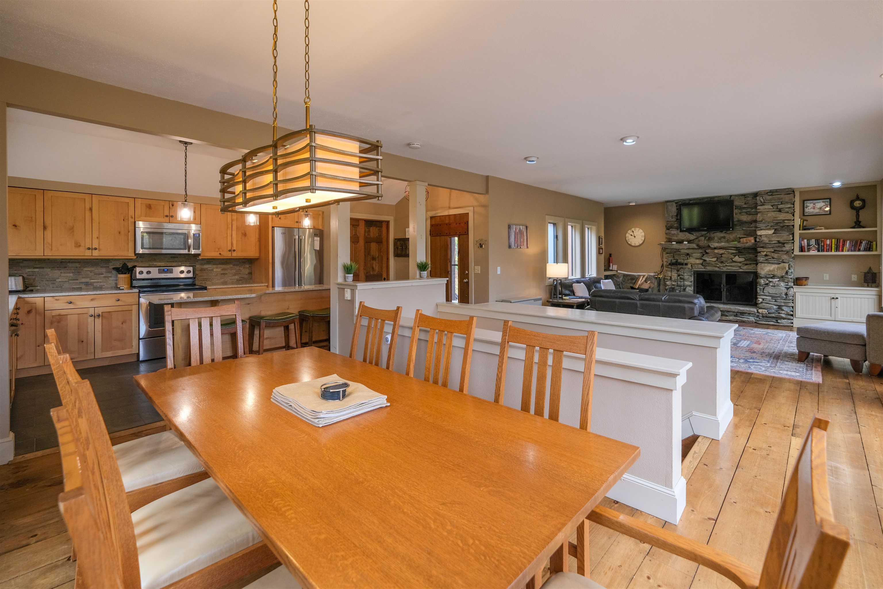 Warm dining area 24276147