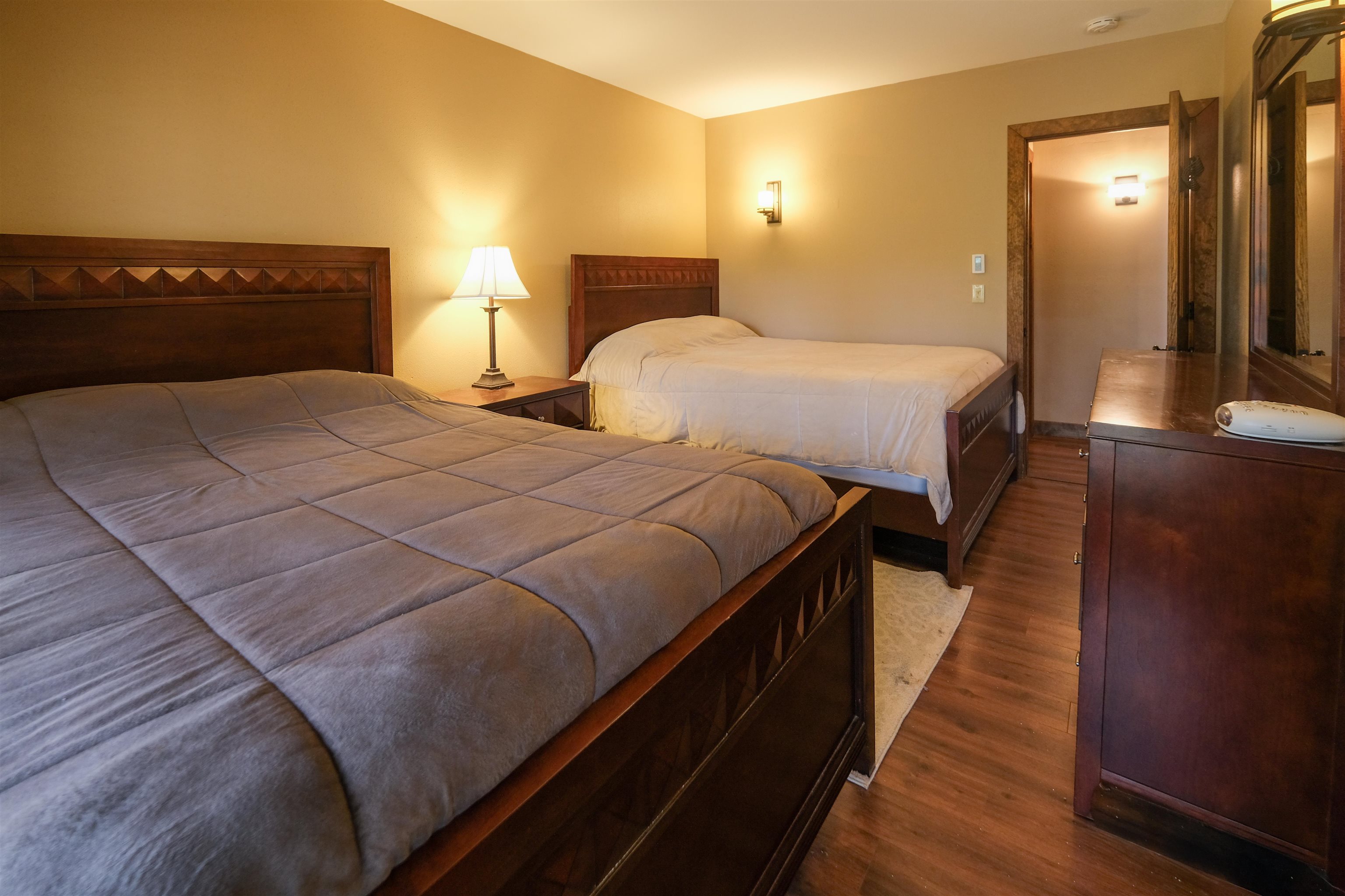 Guest bedroom 24276165