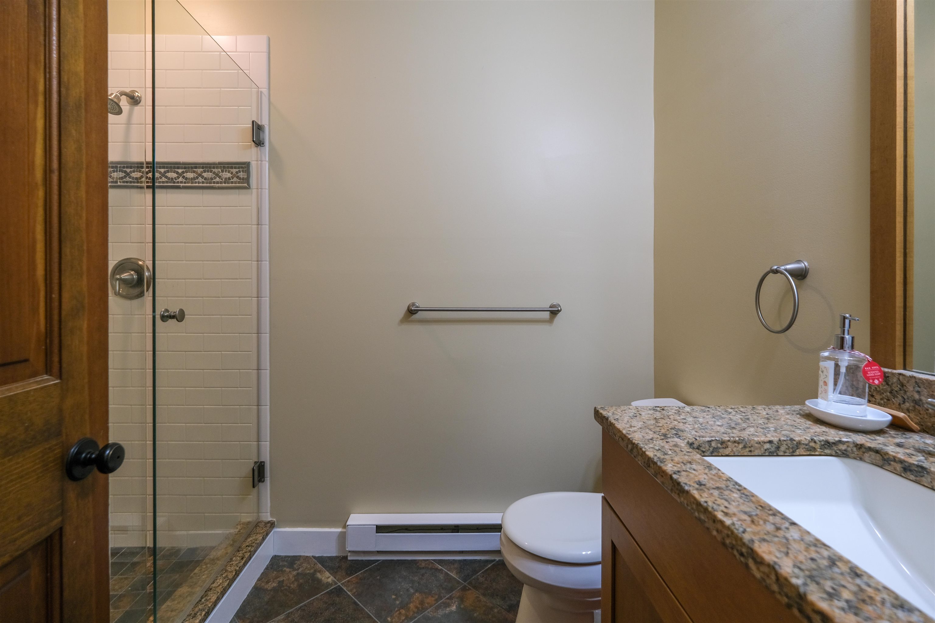 Hall bath with nice shower 24276174