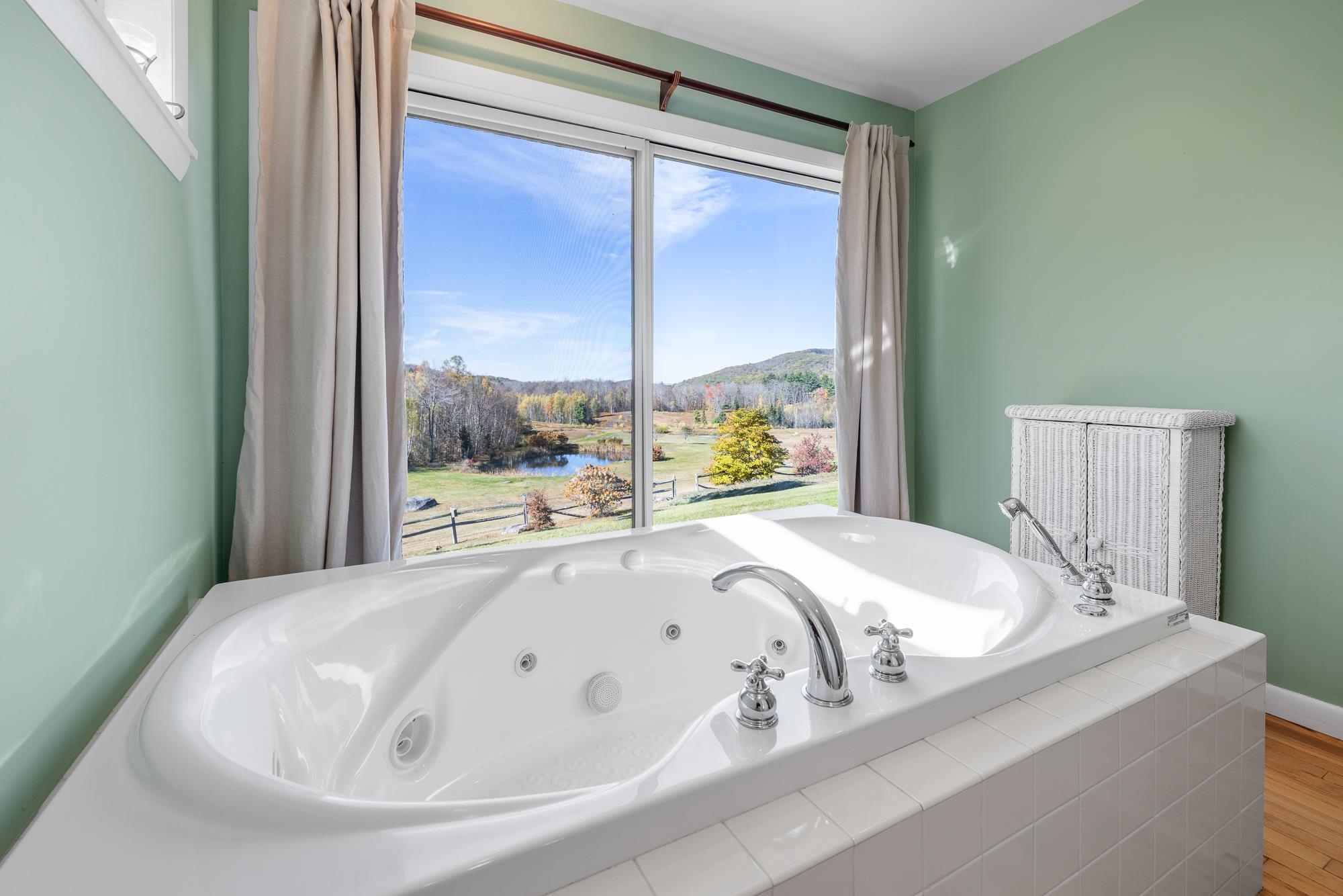 Jaccuzzi tub in primary bathroom