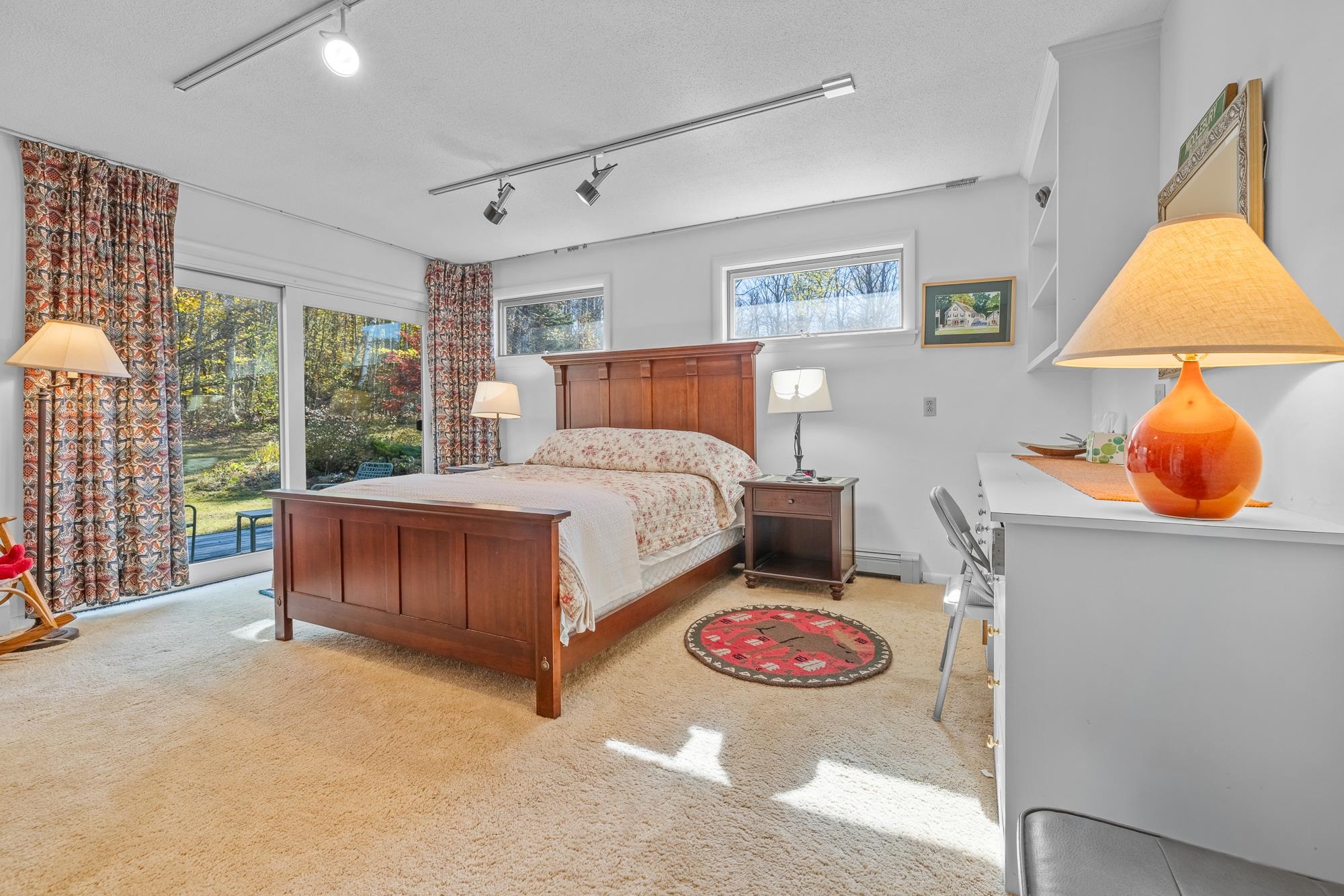 Second bedroom with deck outside
