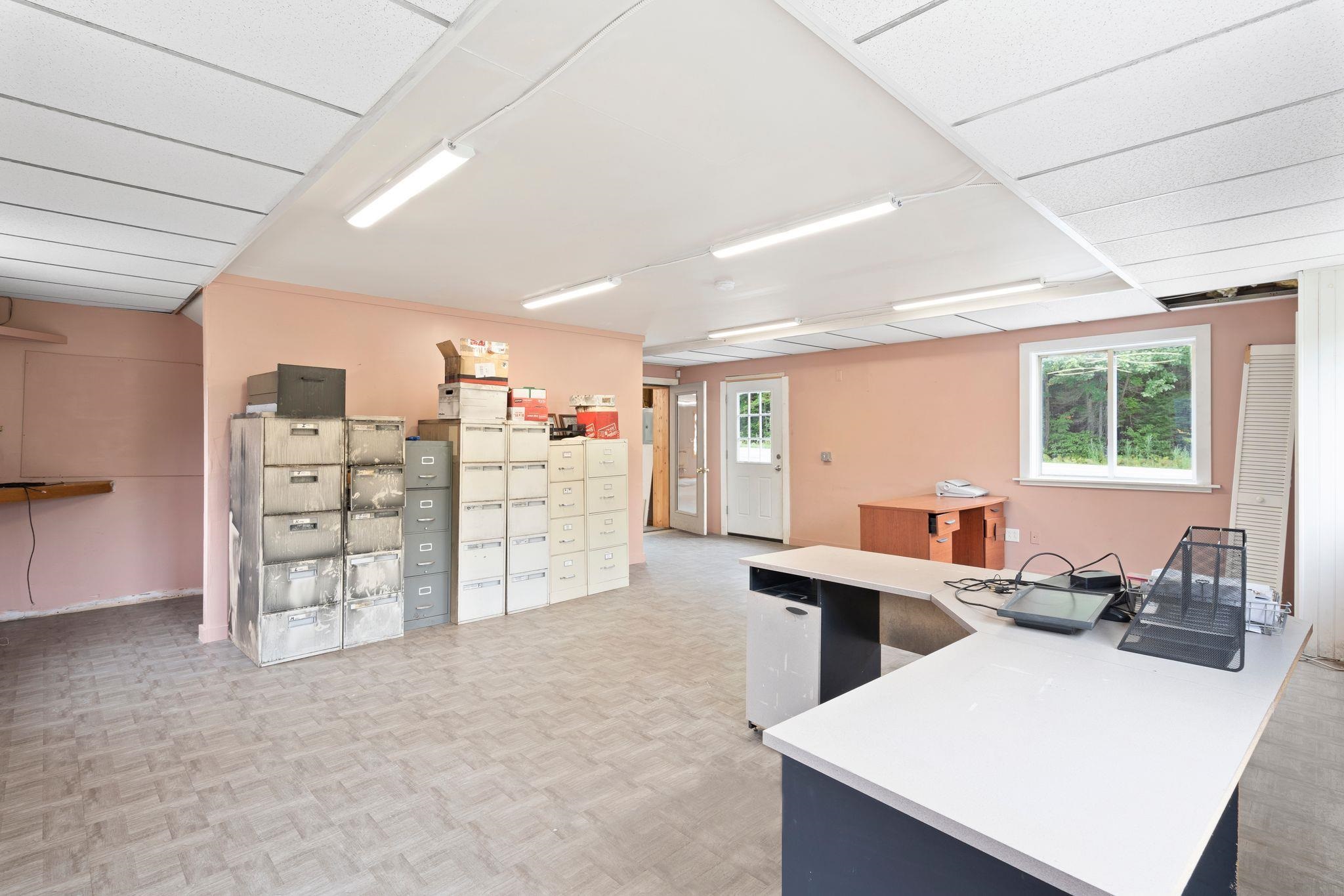 Spacious office 19153446