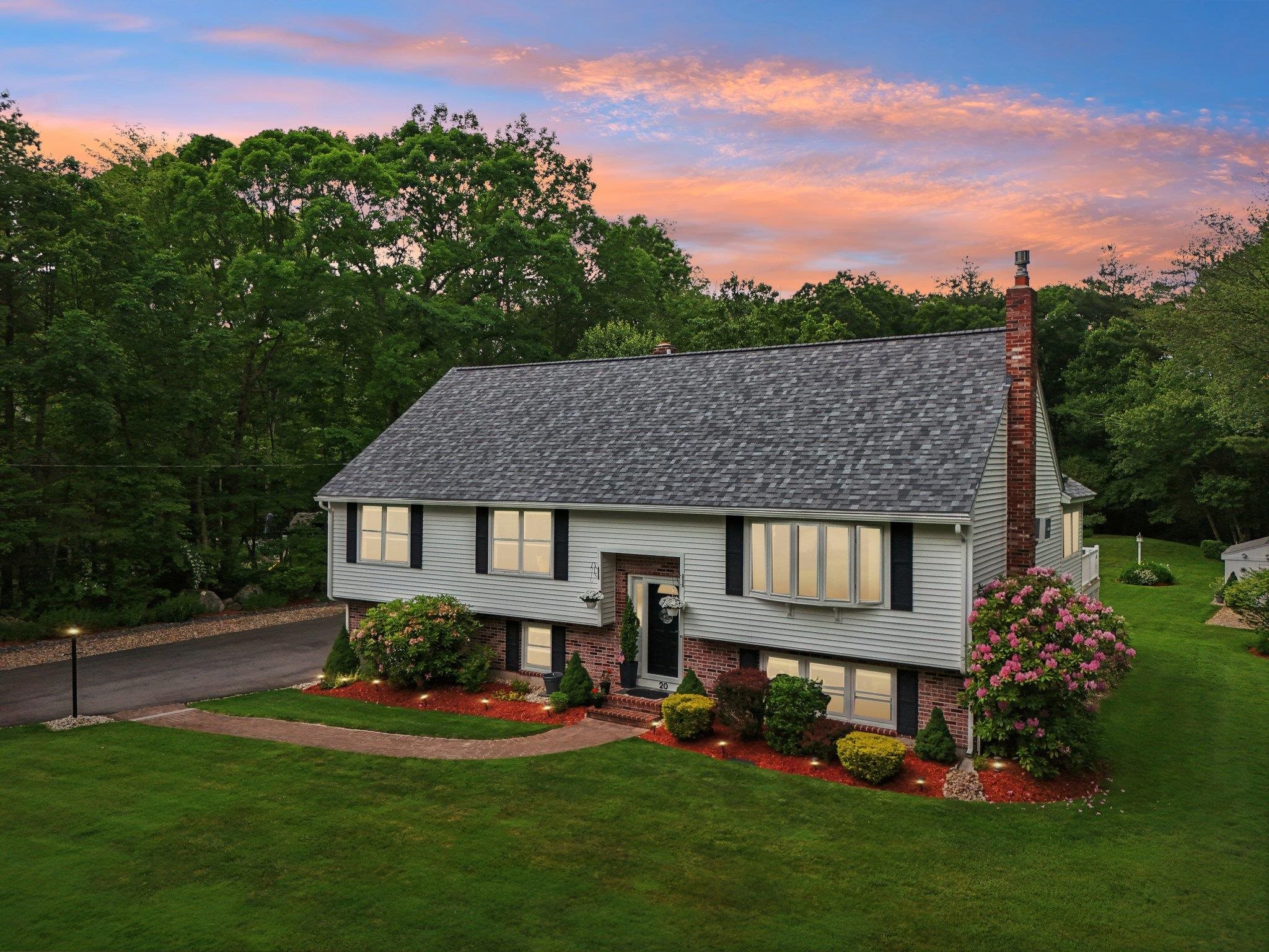 MLS 5000924: 20 Golden Oaks Drive, Salem NH