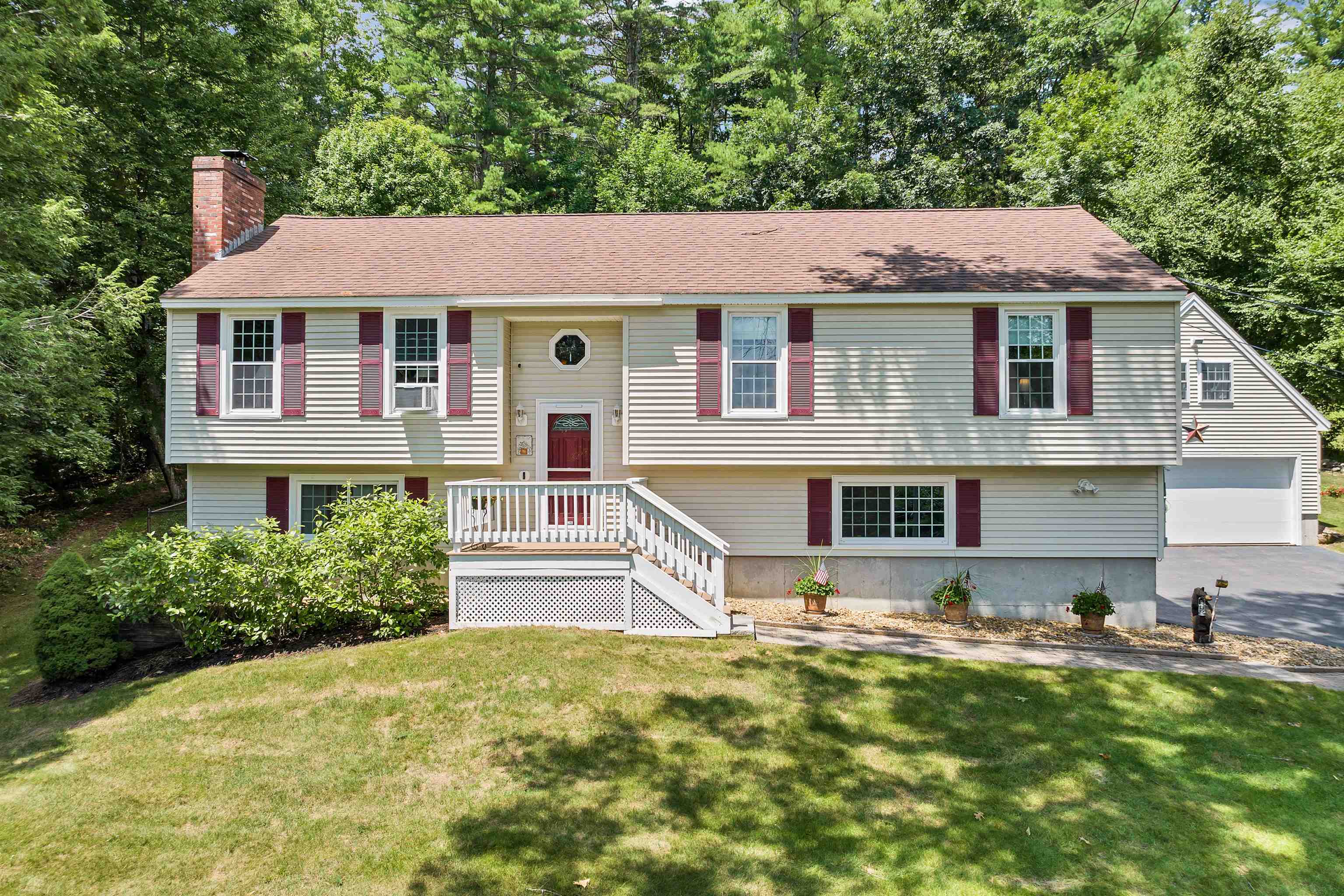 MLS 5006282: 22 Hampshire Drive, Derry NH