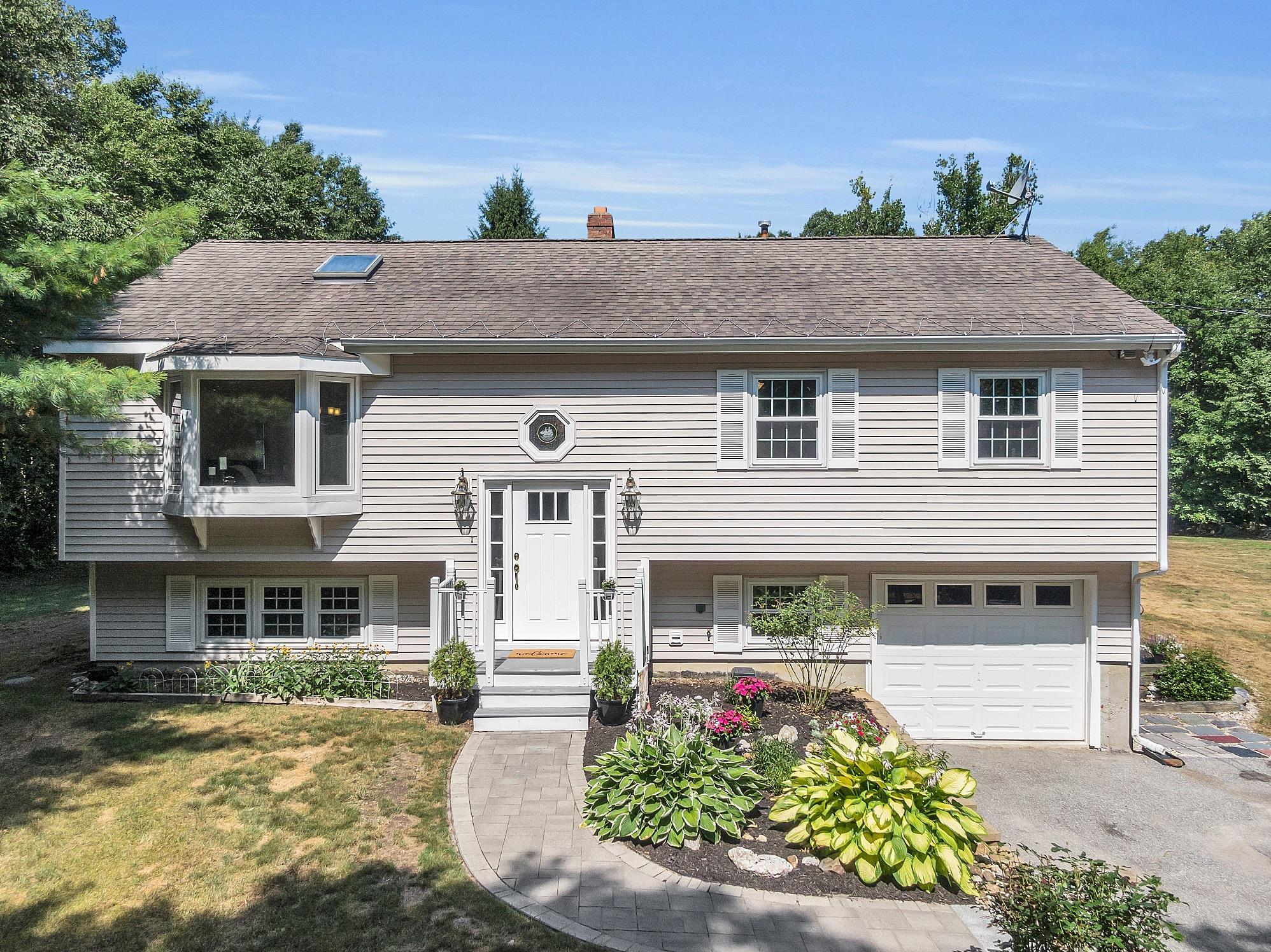 MLS 5006443: 93 Naticook Road, Merrimack NH