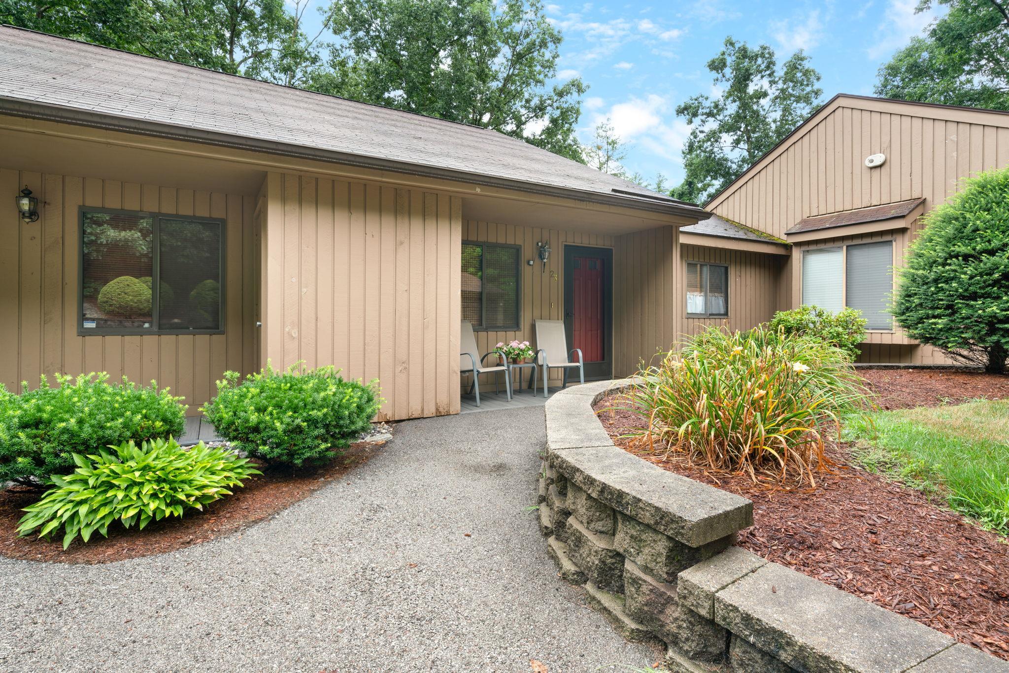 MLS 5008677: 23 Essex Green Court-Unit 23, Merrimack NH