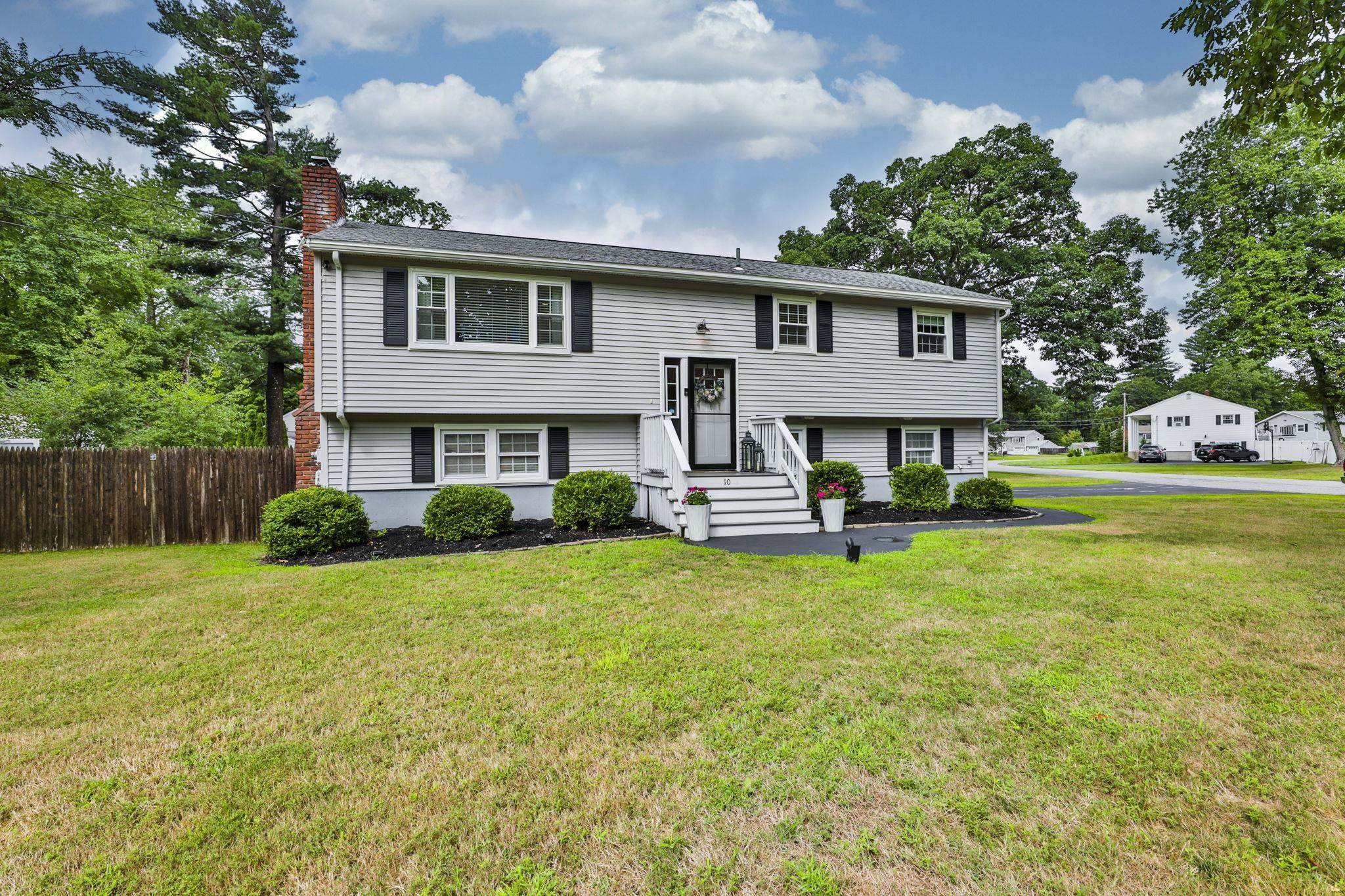 MLS 5009881: 10 Palomino Road, Salem NH