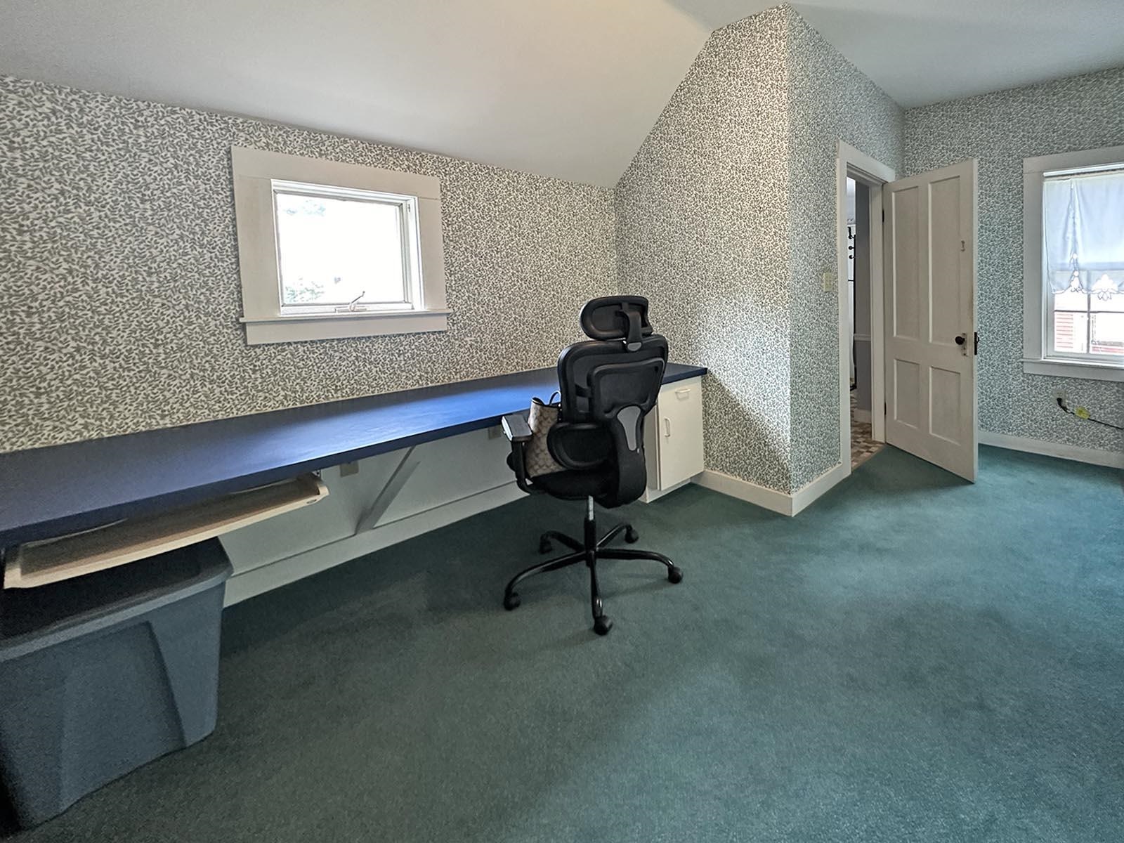 Office area on second floor 21962958