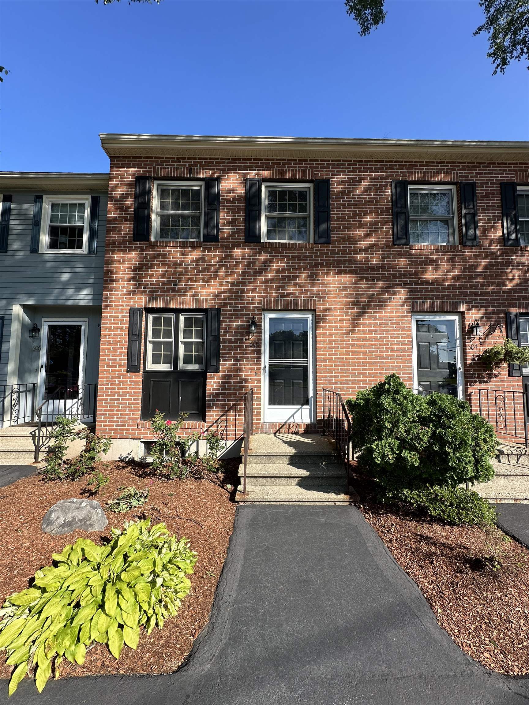 MLS 5010927: 605 Fox Hollow Drive, Hudson NH