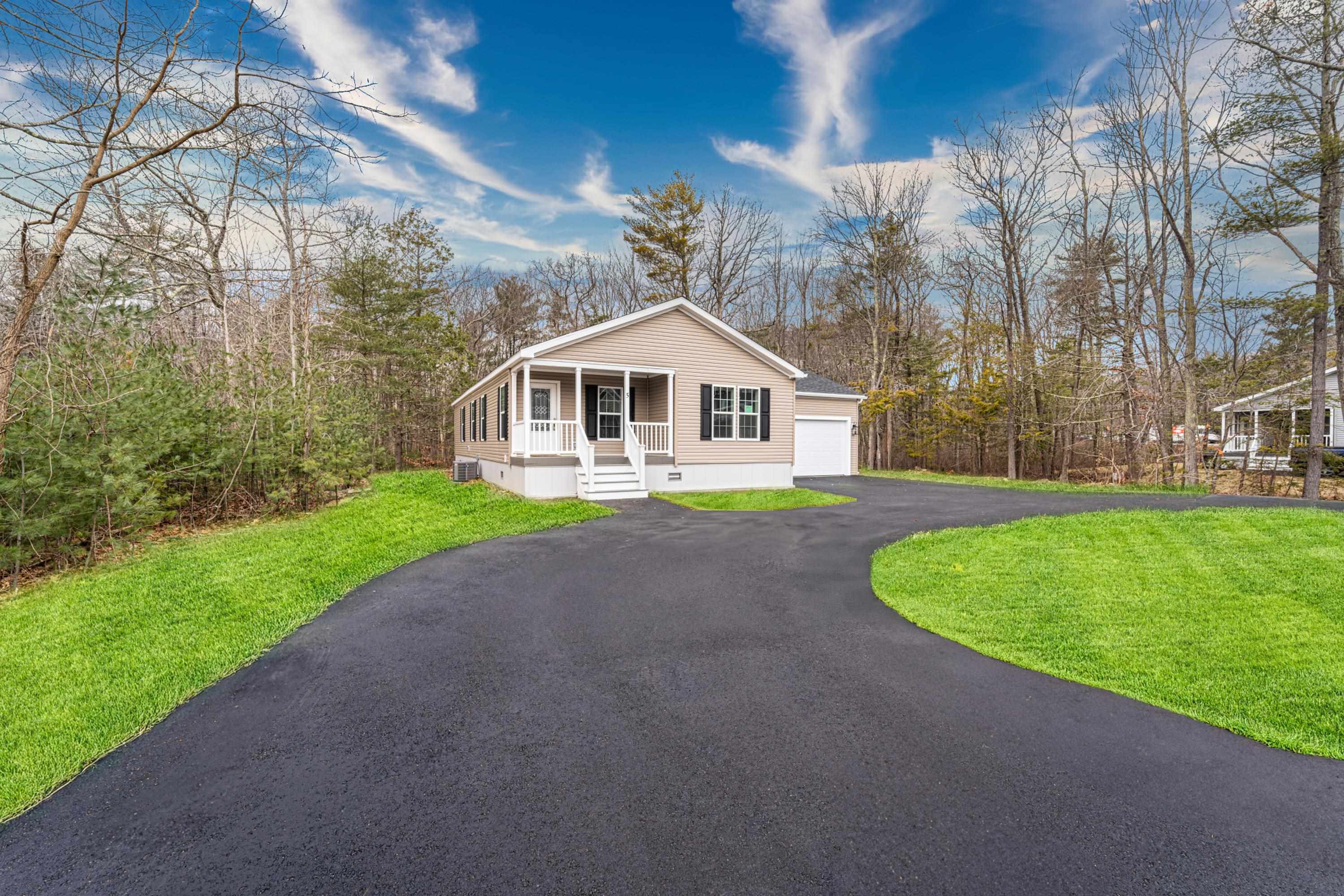 MLS 5023437: 5 Ashleys Way, Seabrook NH