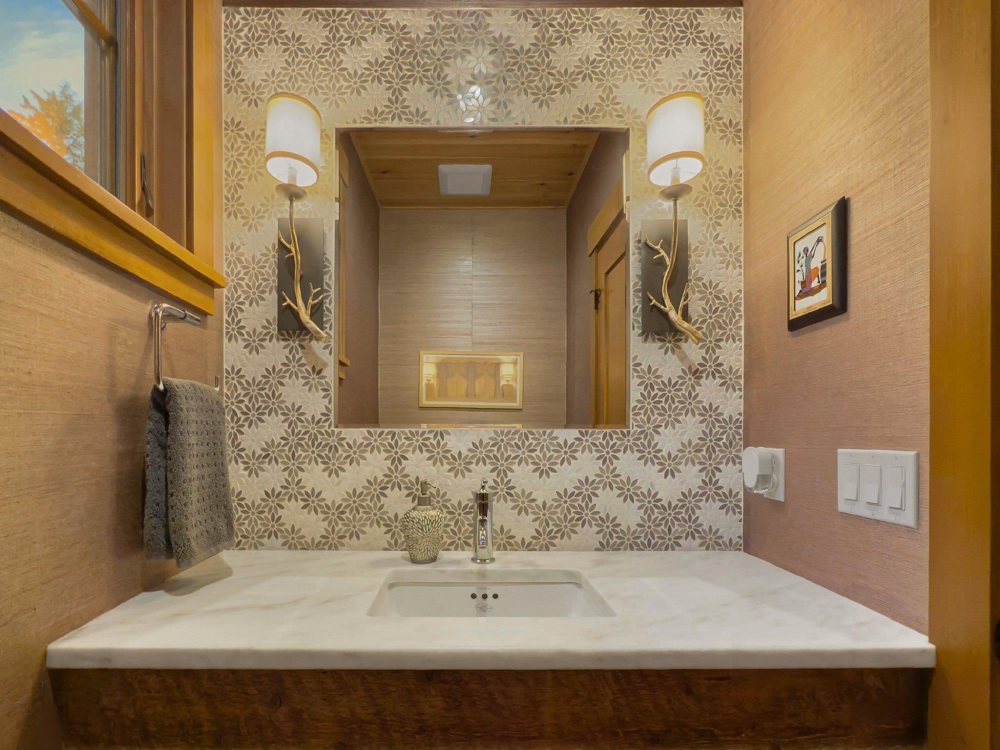 Main 1/2 bath 22448643