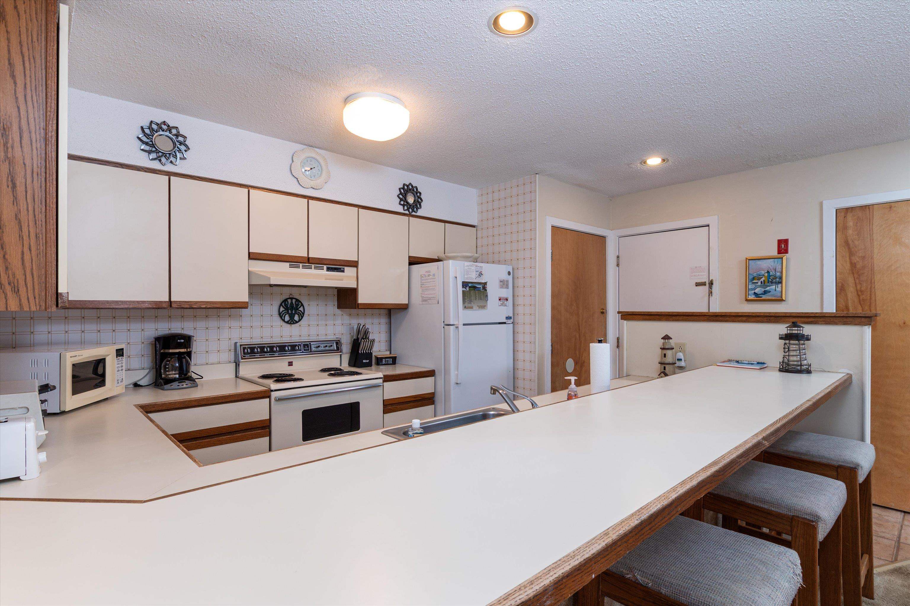 Fully equipped kitchen with breakfast bar 22769443
