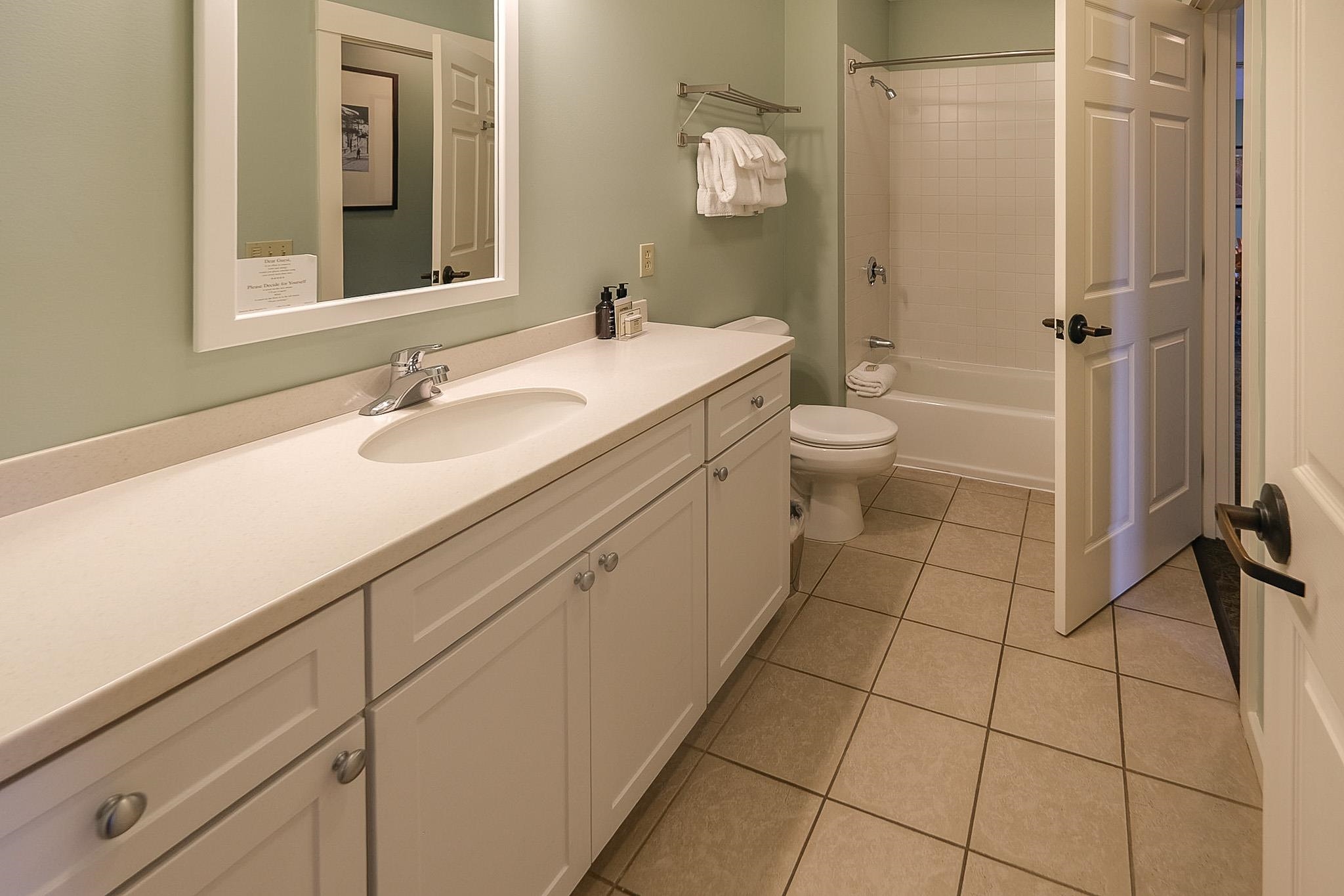 Shared bath 22804938