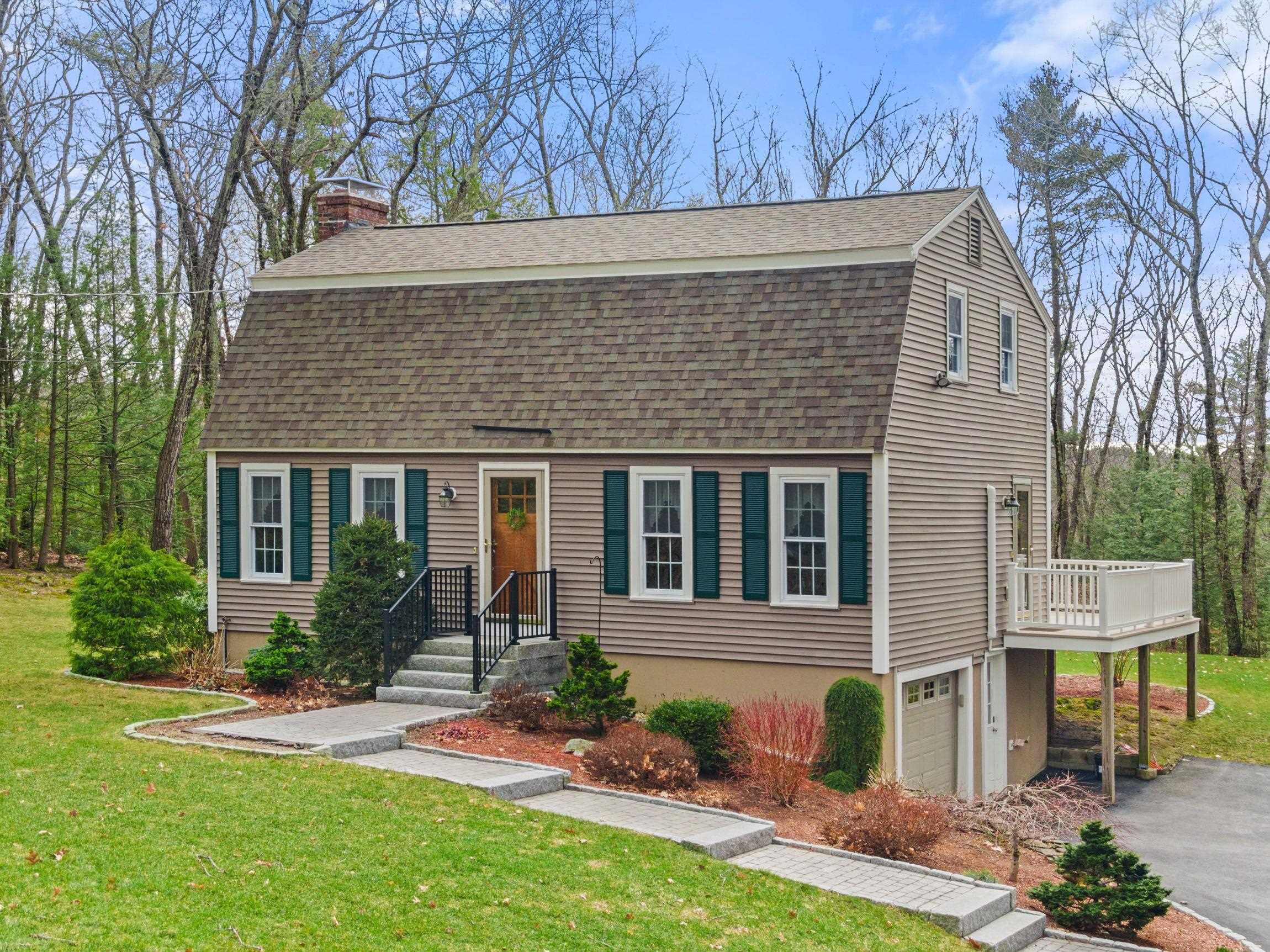 MLS 5035616: 27 Gulf Road, Derry NH