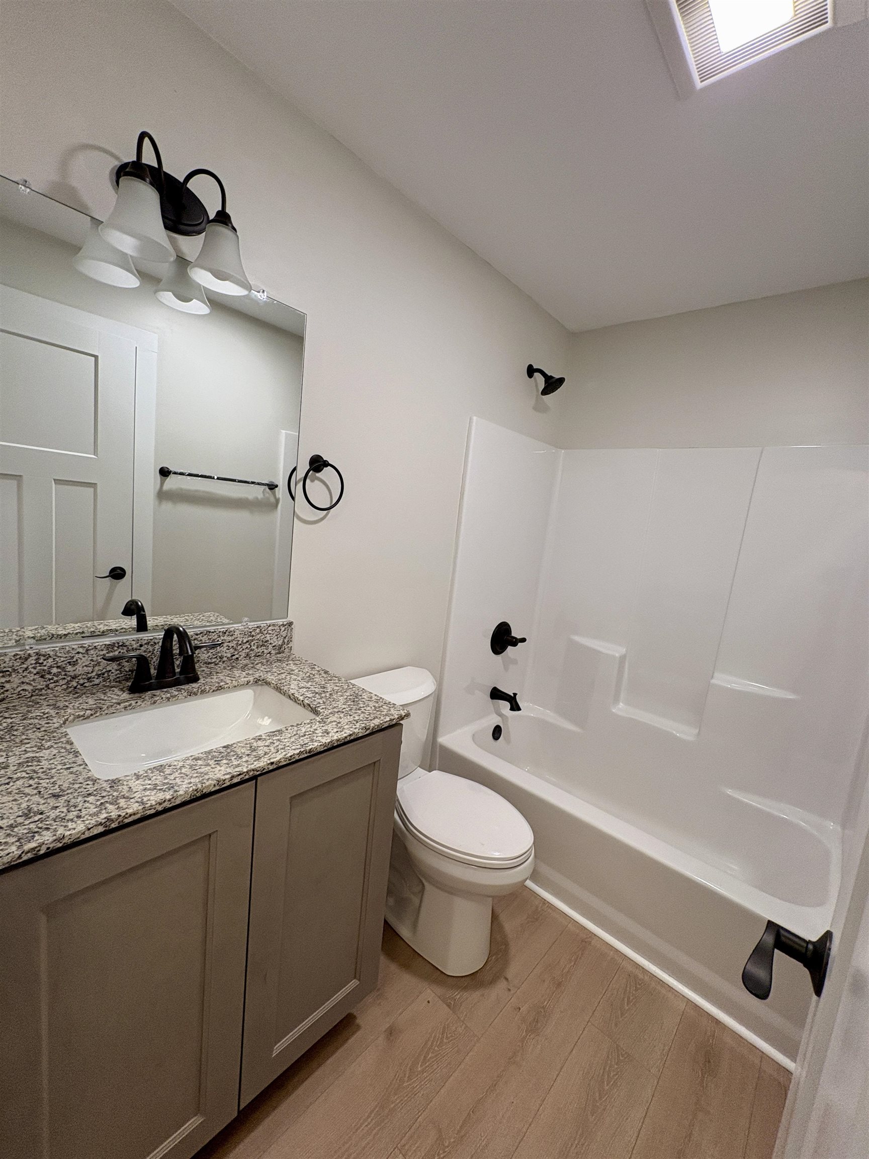 shared bath 23069391