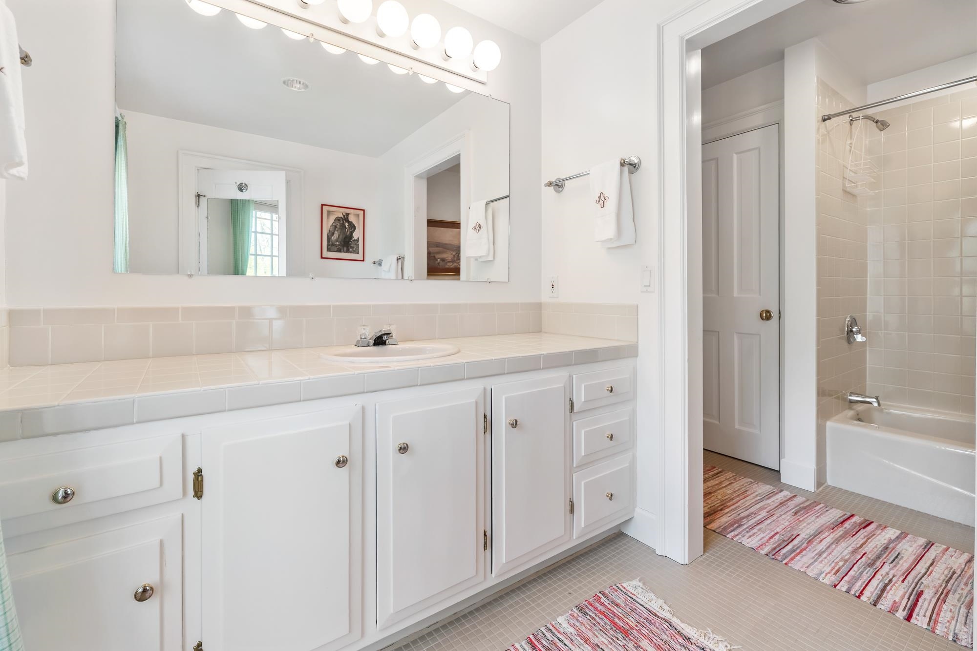 Full bath on second floor 23214933