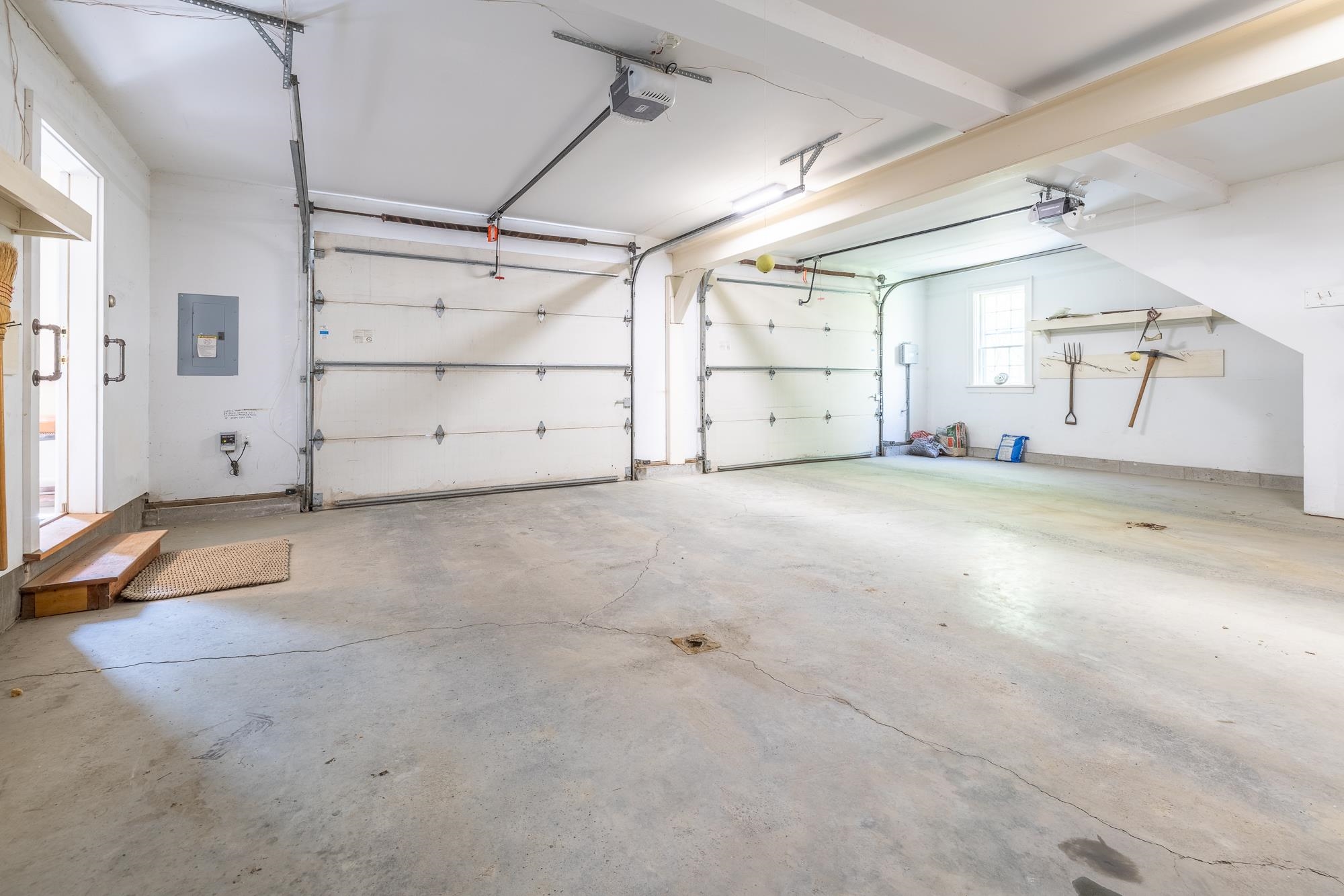 Large garage 23214944