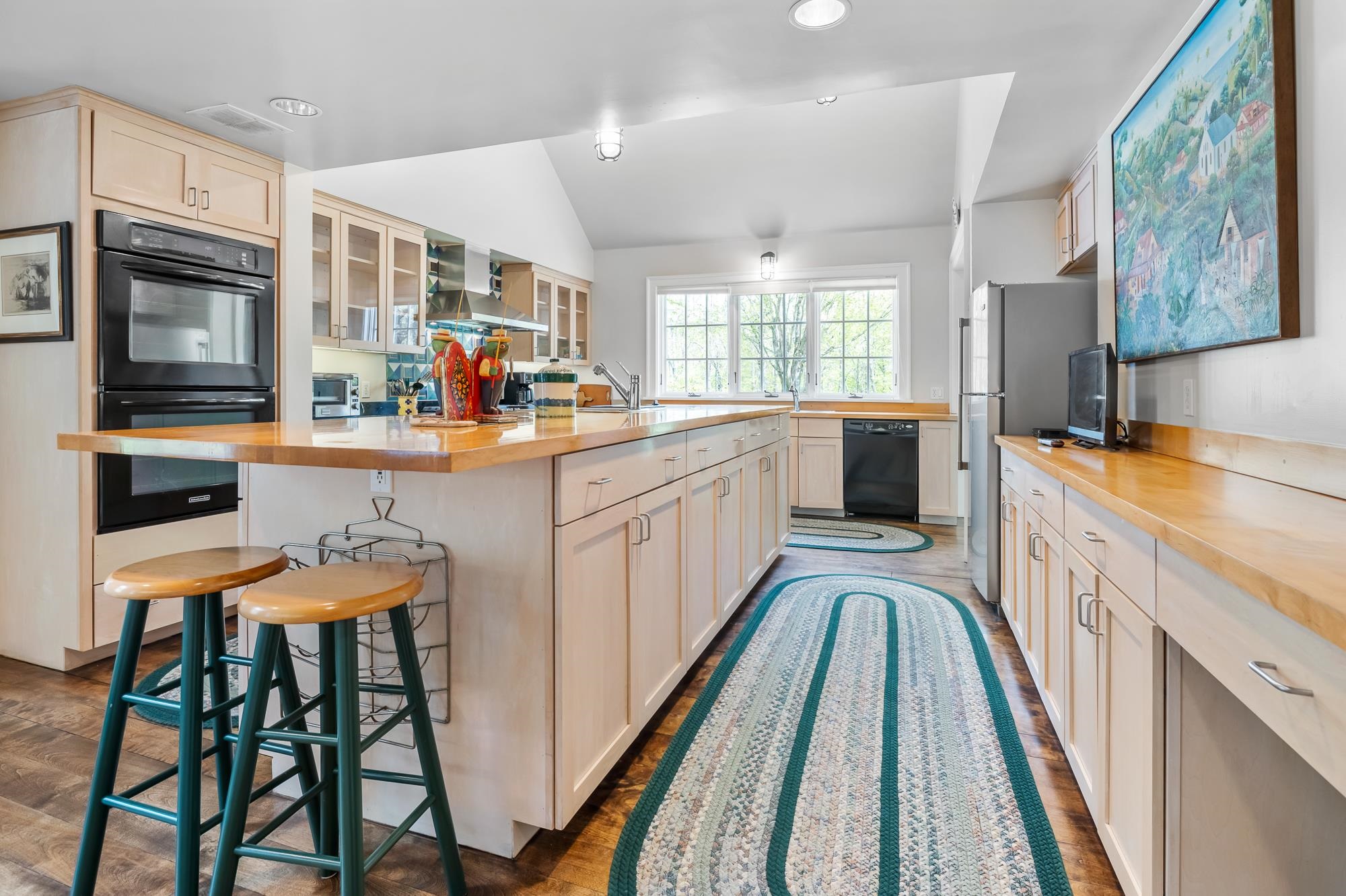 Gorgeous light and loads of storage 23214902