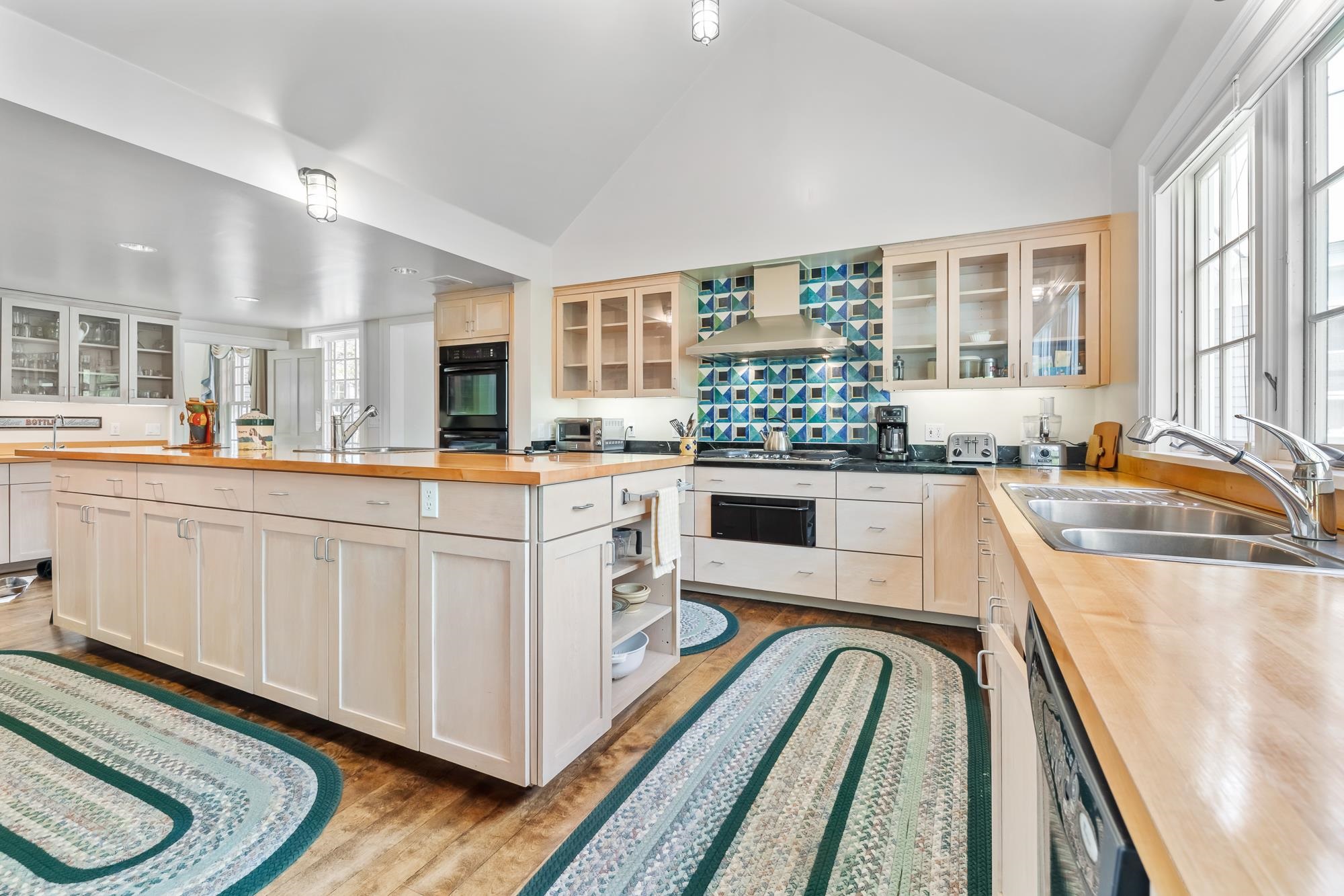 Gas cooktop, and great counter space 23214903