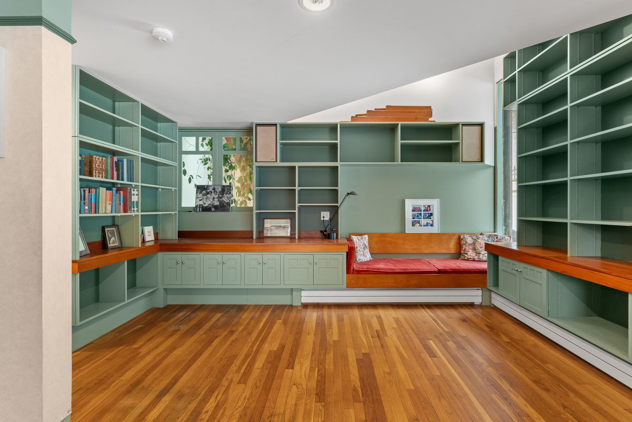 Family Rm-Library 22810375