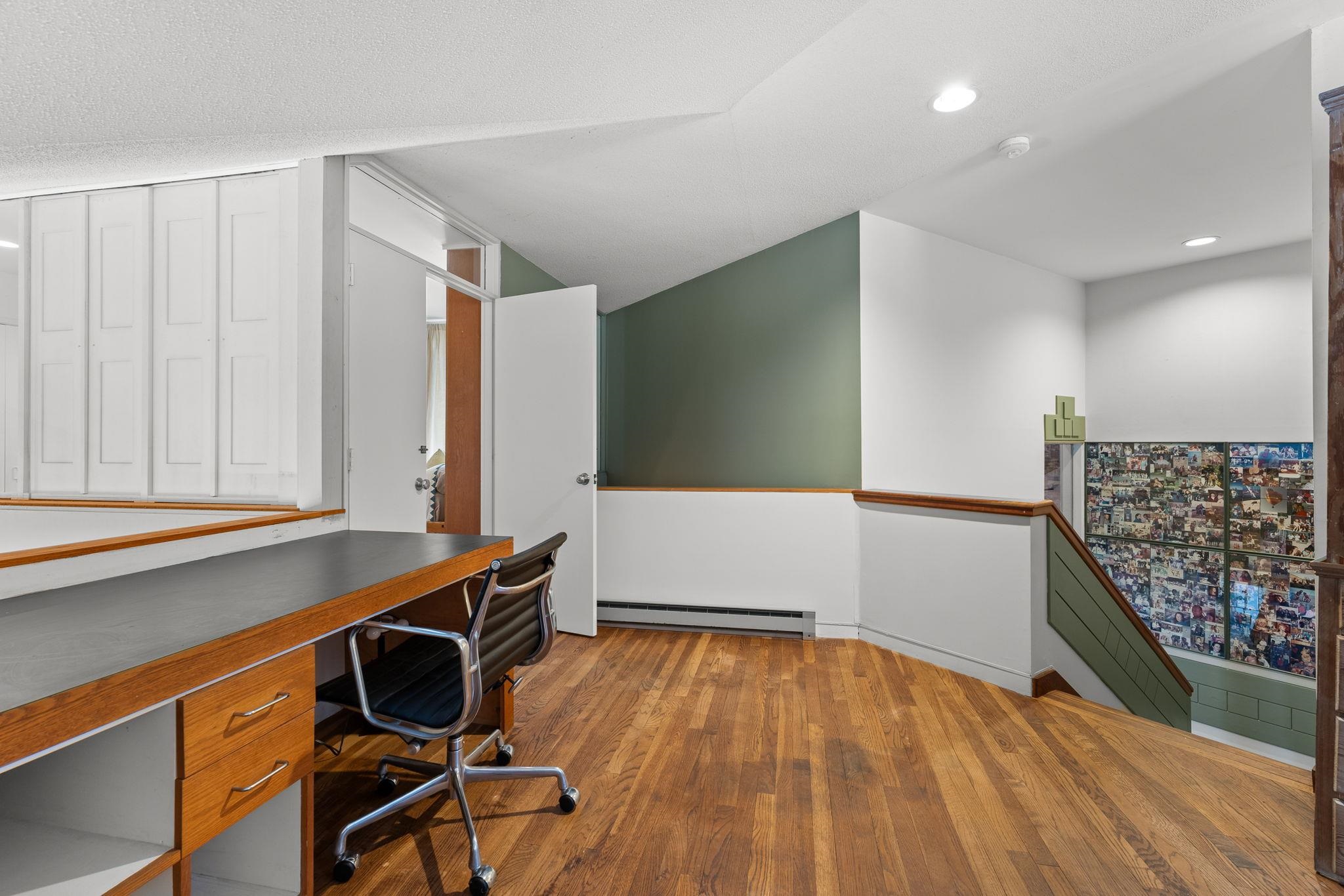 Third Level Office Loft 22810385