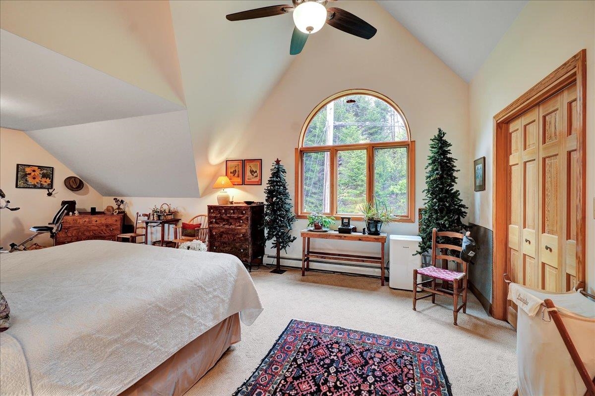 Primary Bedroom w/ En Suite Bathroom 23293184