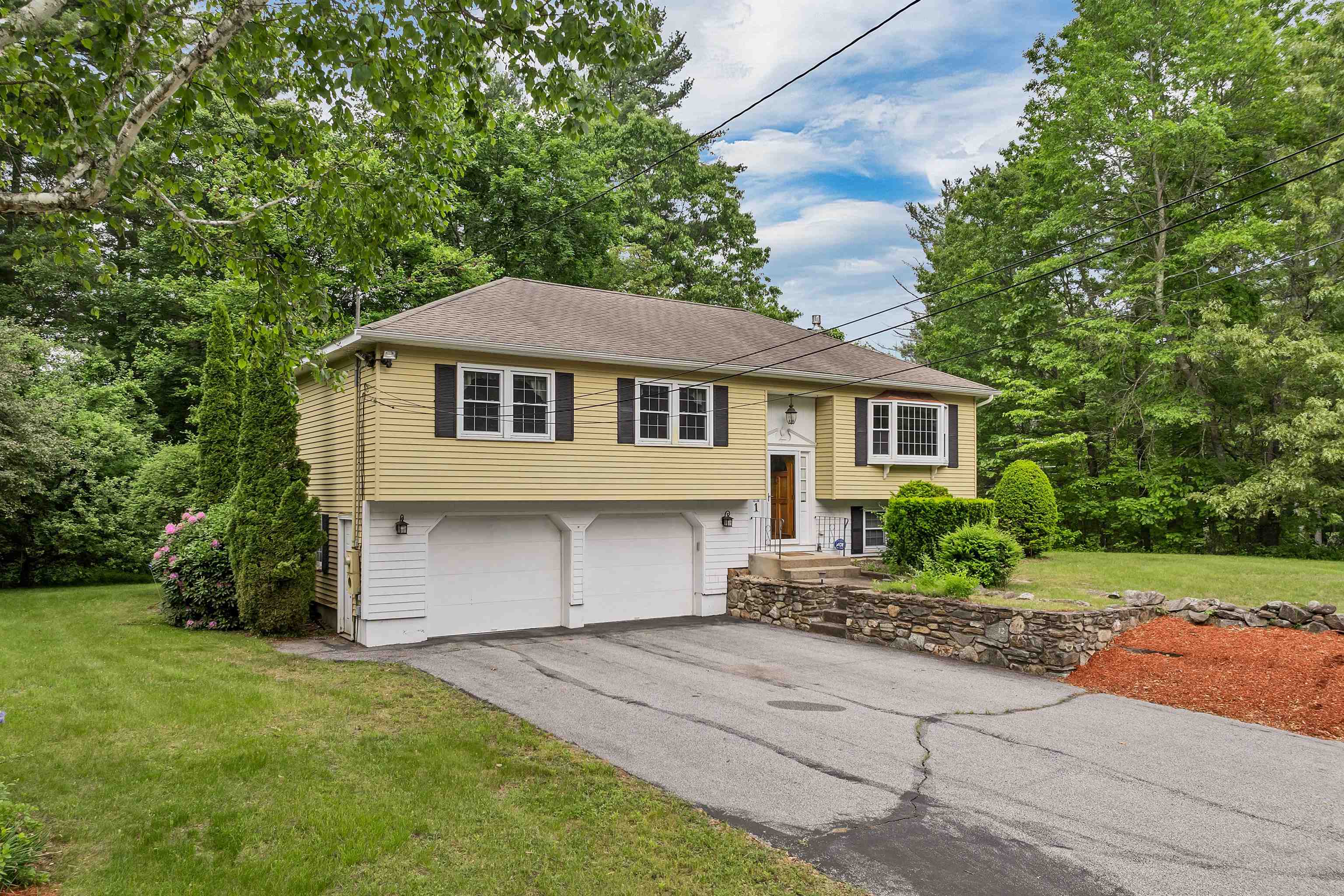 MLS 5043988: 1 Pepperell Circle, Nashua NH