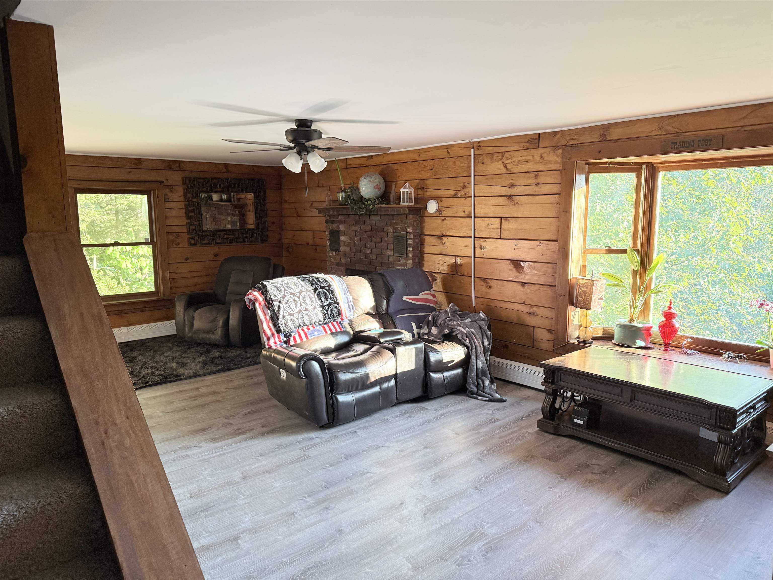 Large brighy livingroom