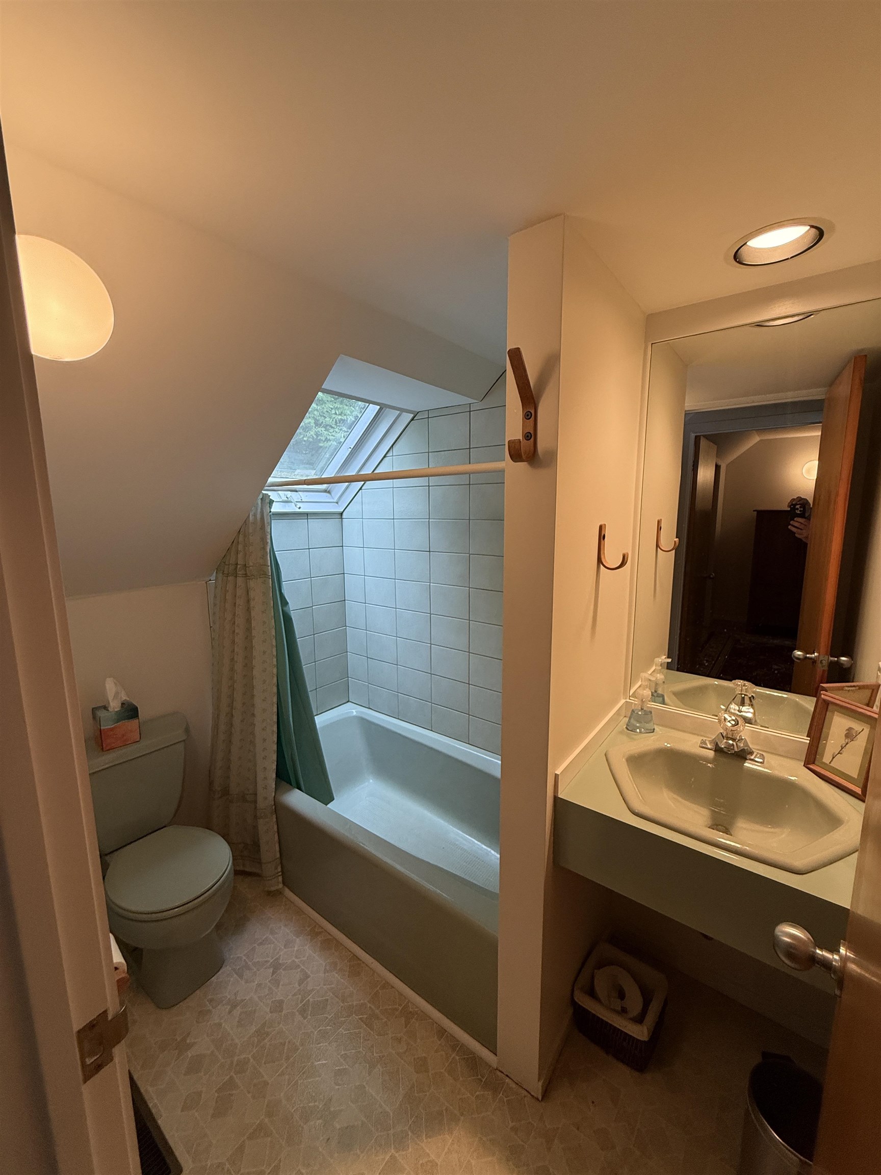 BATHROOM ON 2ND FLOOR 23456168