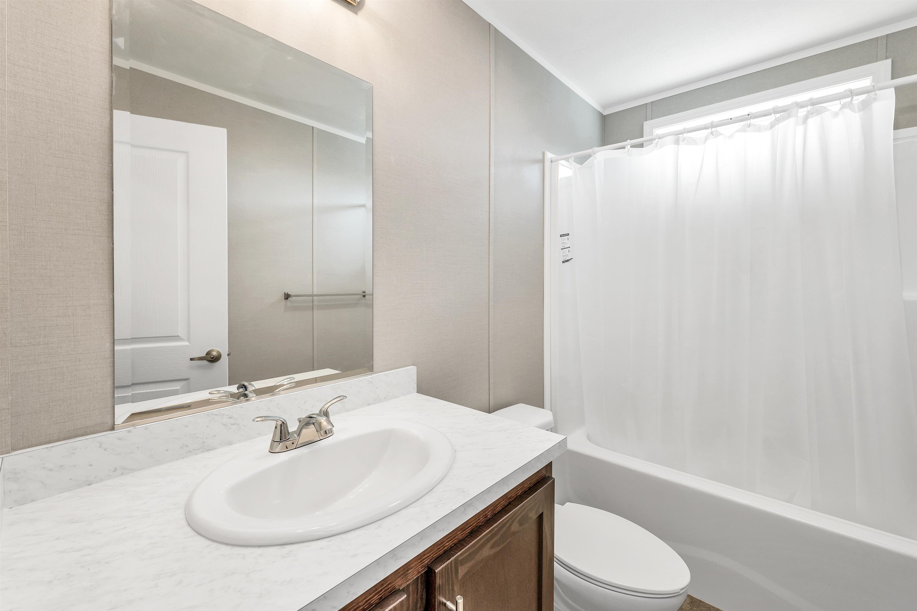 BATHROOM FULL NEAR TWO BEDROOMS