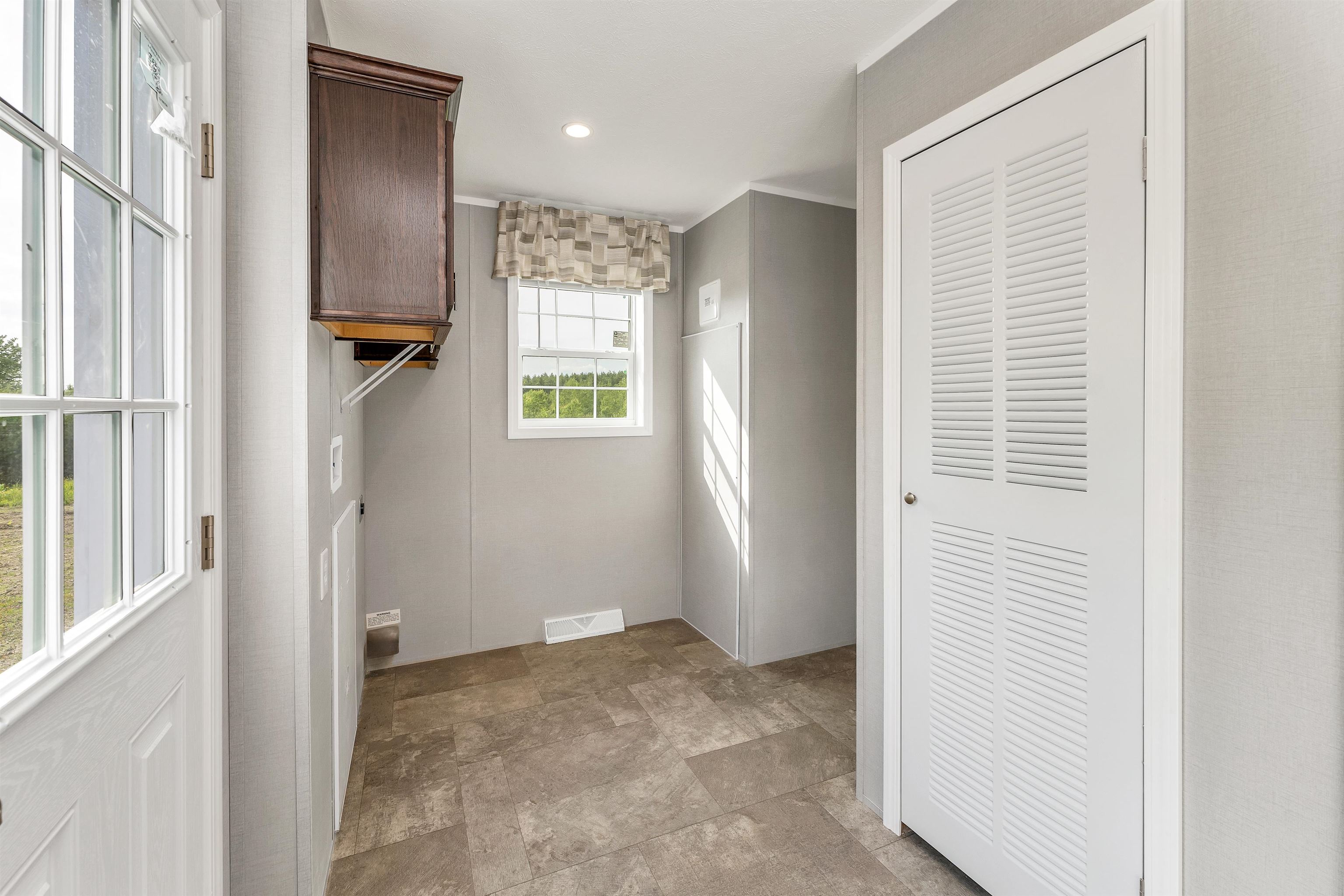 BACK ENTRY INTO KITCHEN