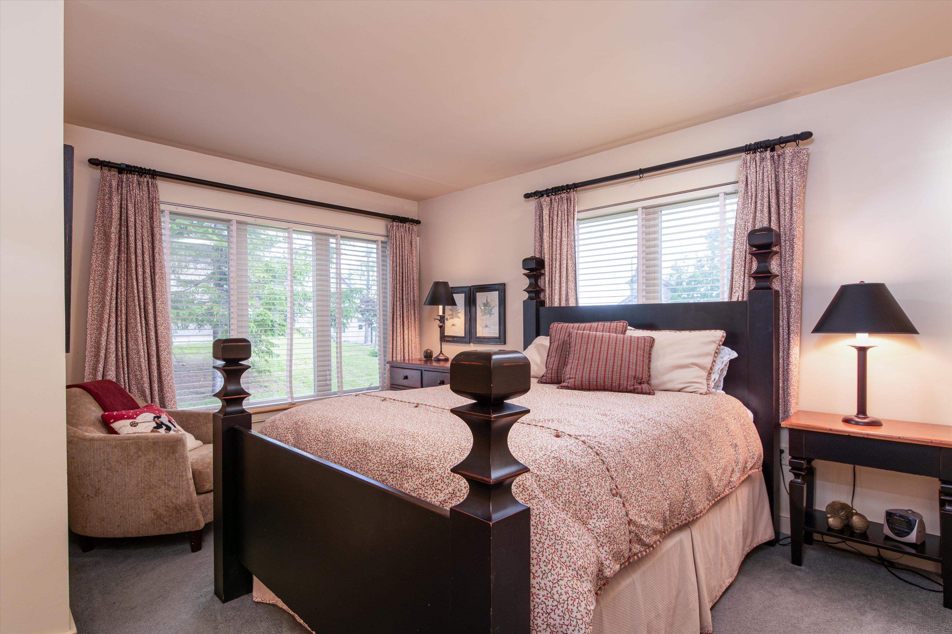 Guest ensuite bedroom on main level 23533971