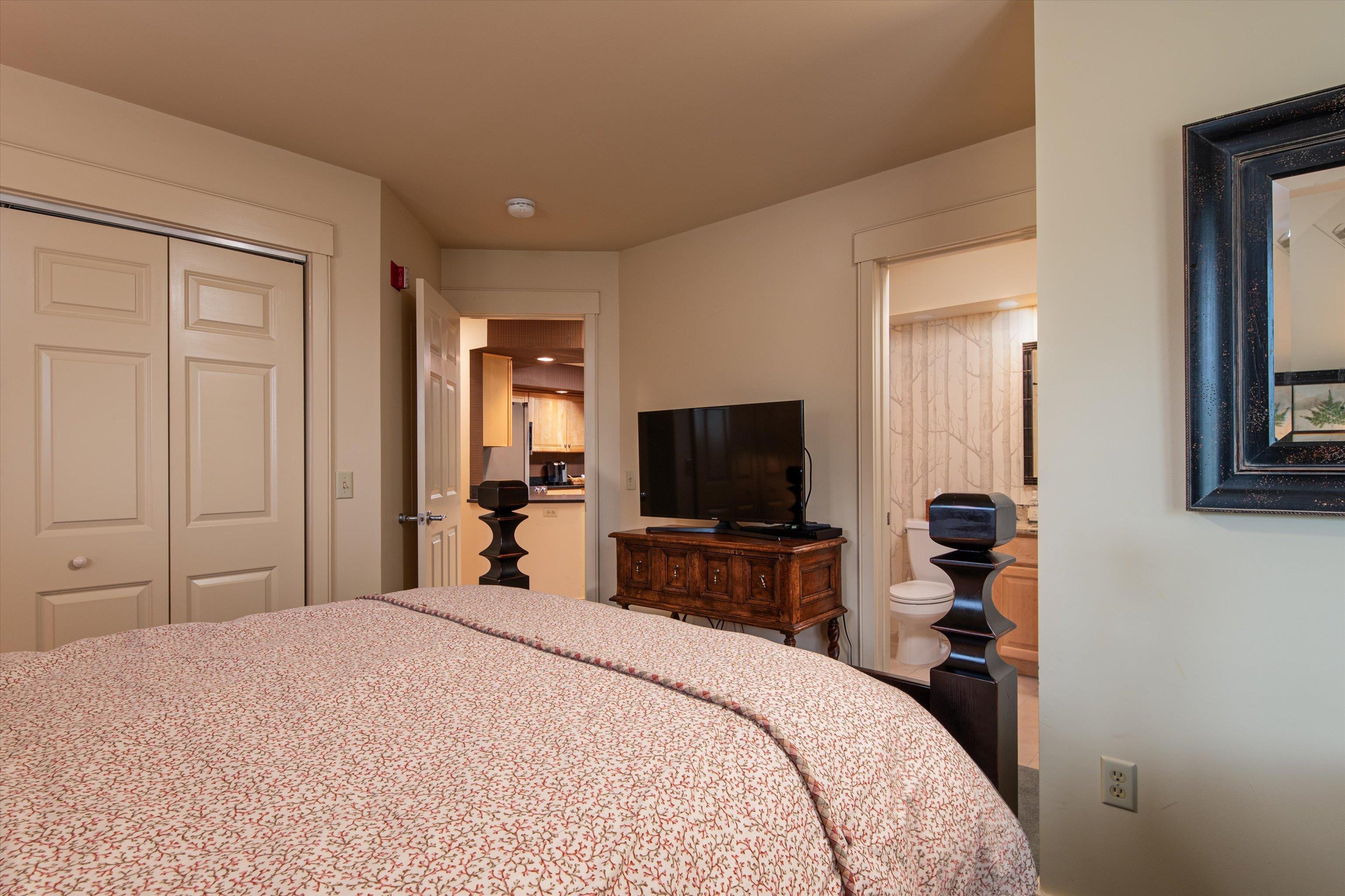 Guest ensuite queen bedroom on main level 23533973