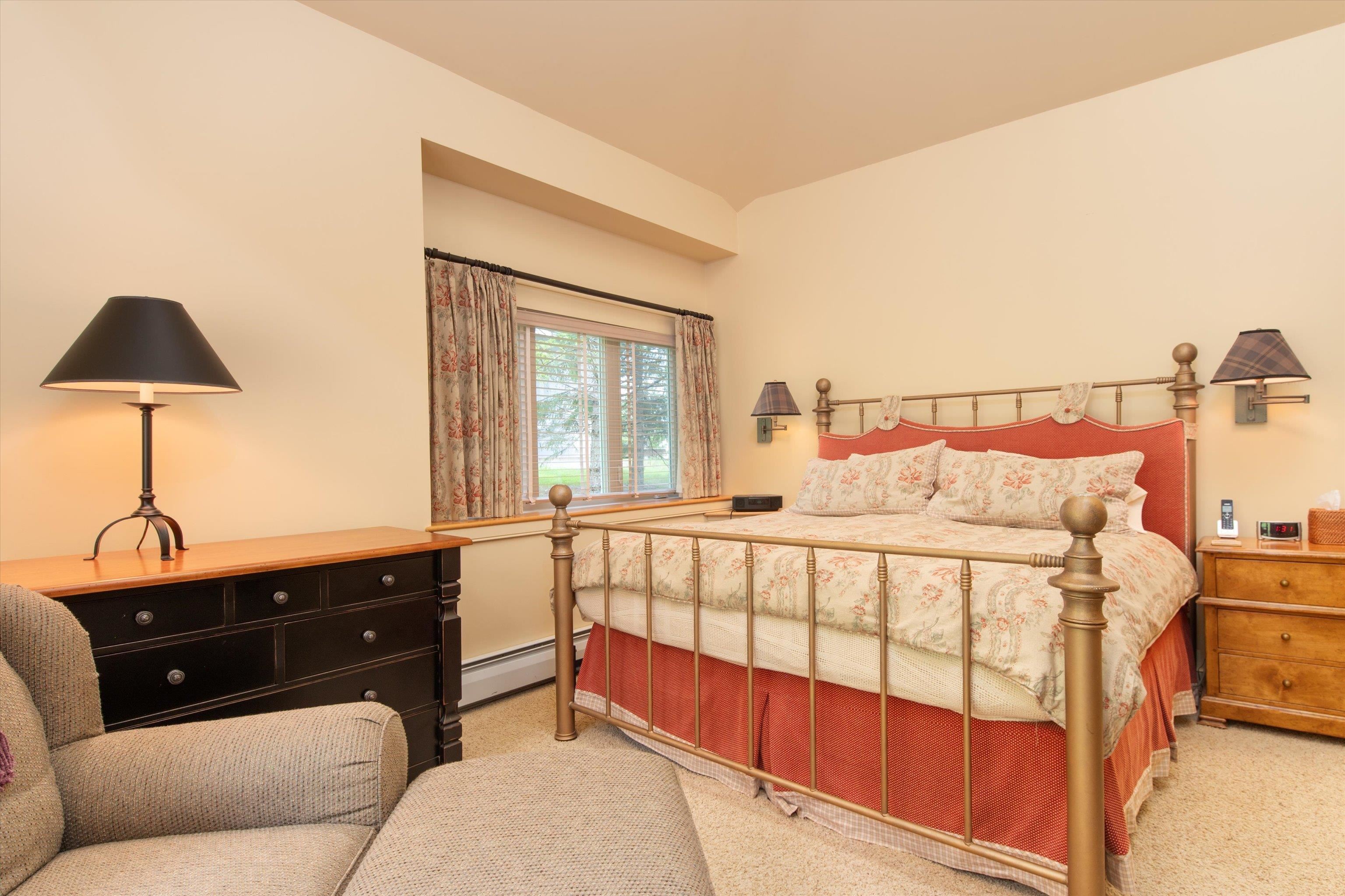 Substantial primary bedroom suite 23533978