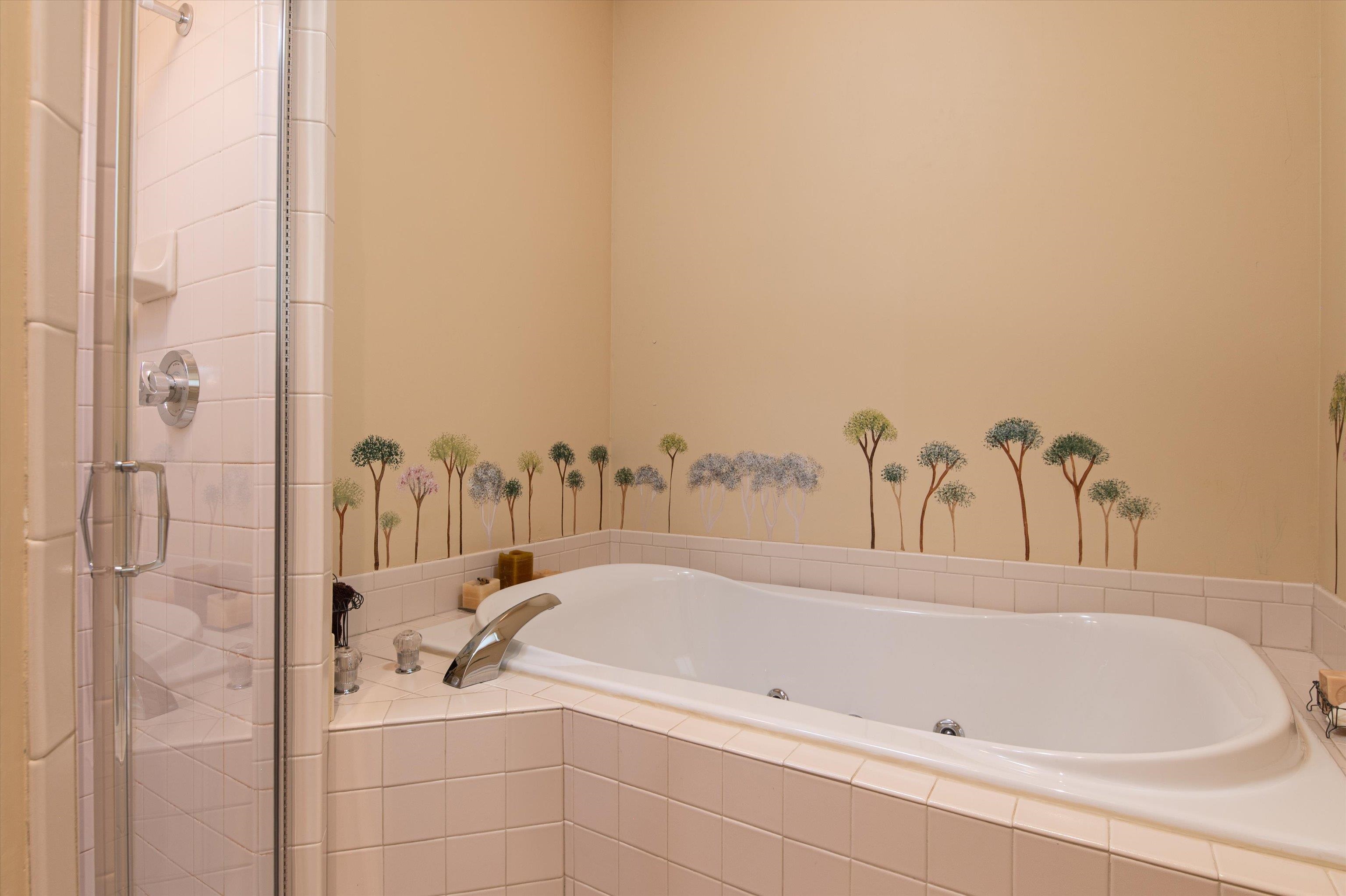 Jacuzzi soaking tub in primary bathroom 23533984