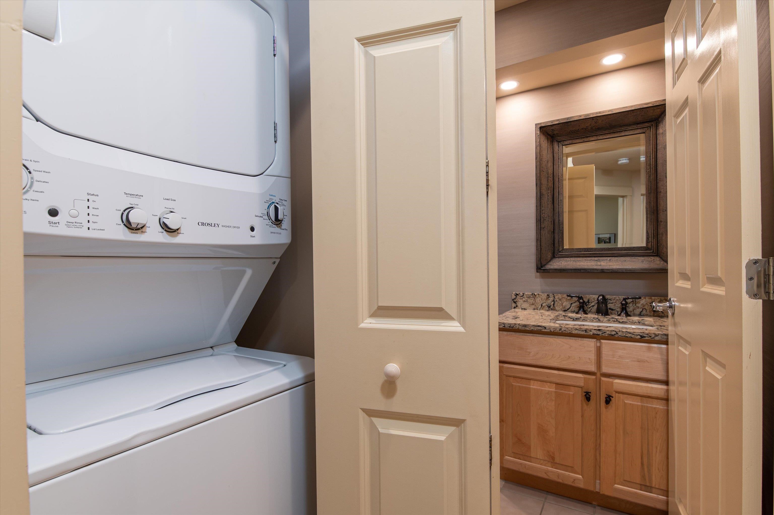 Washer/dryer adjacent to mudroom entry 23533985