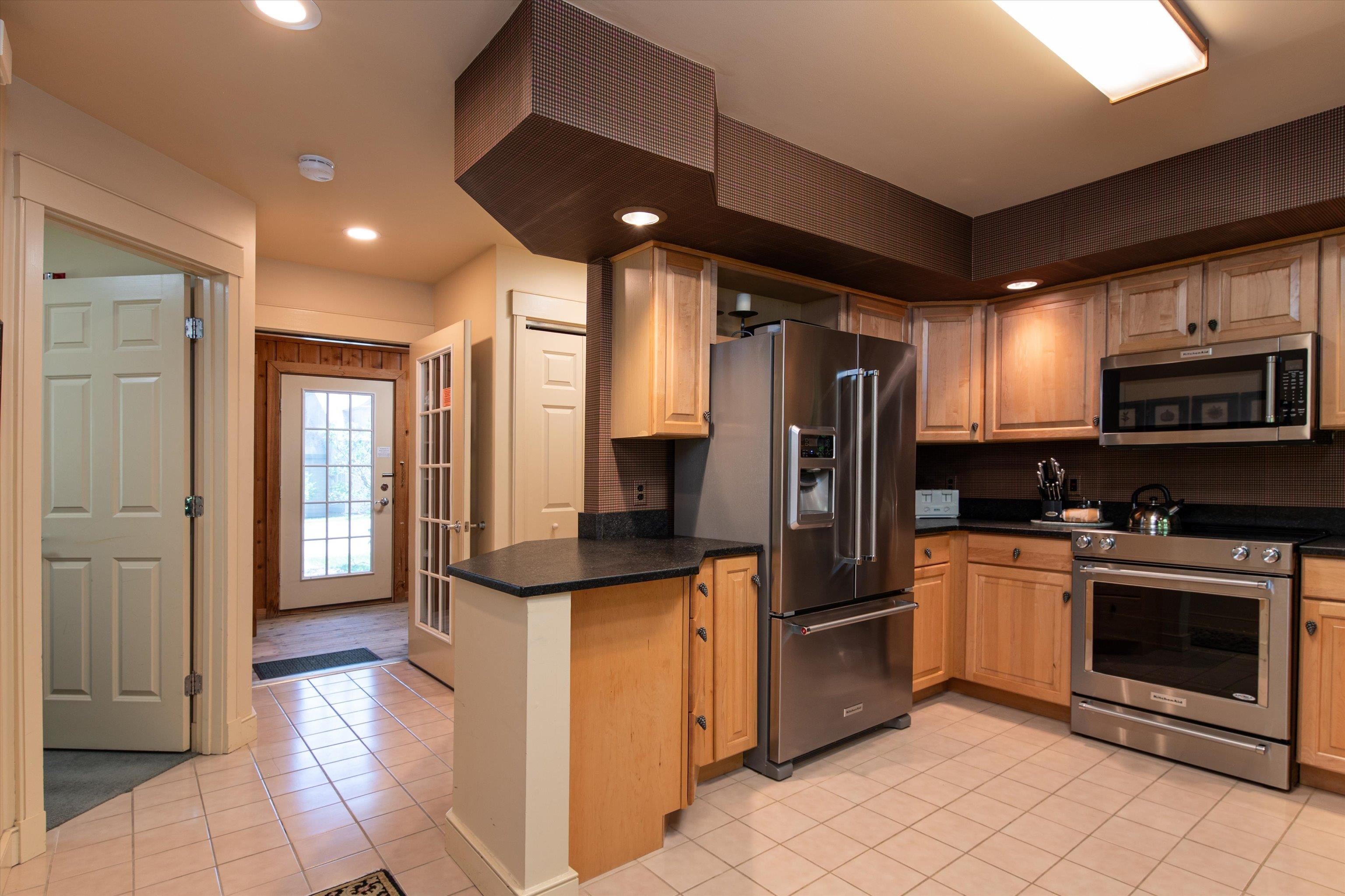 Smooth transition from entryway to the kitchen 23533966