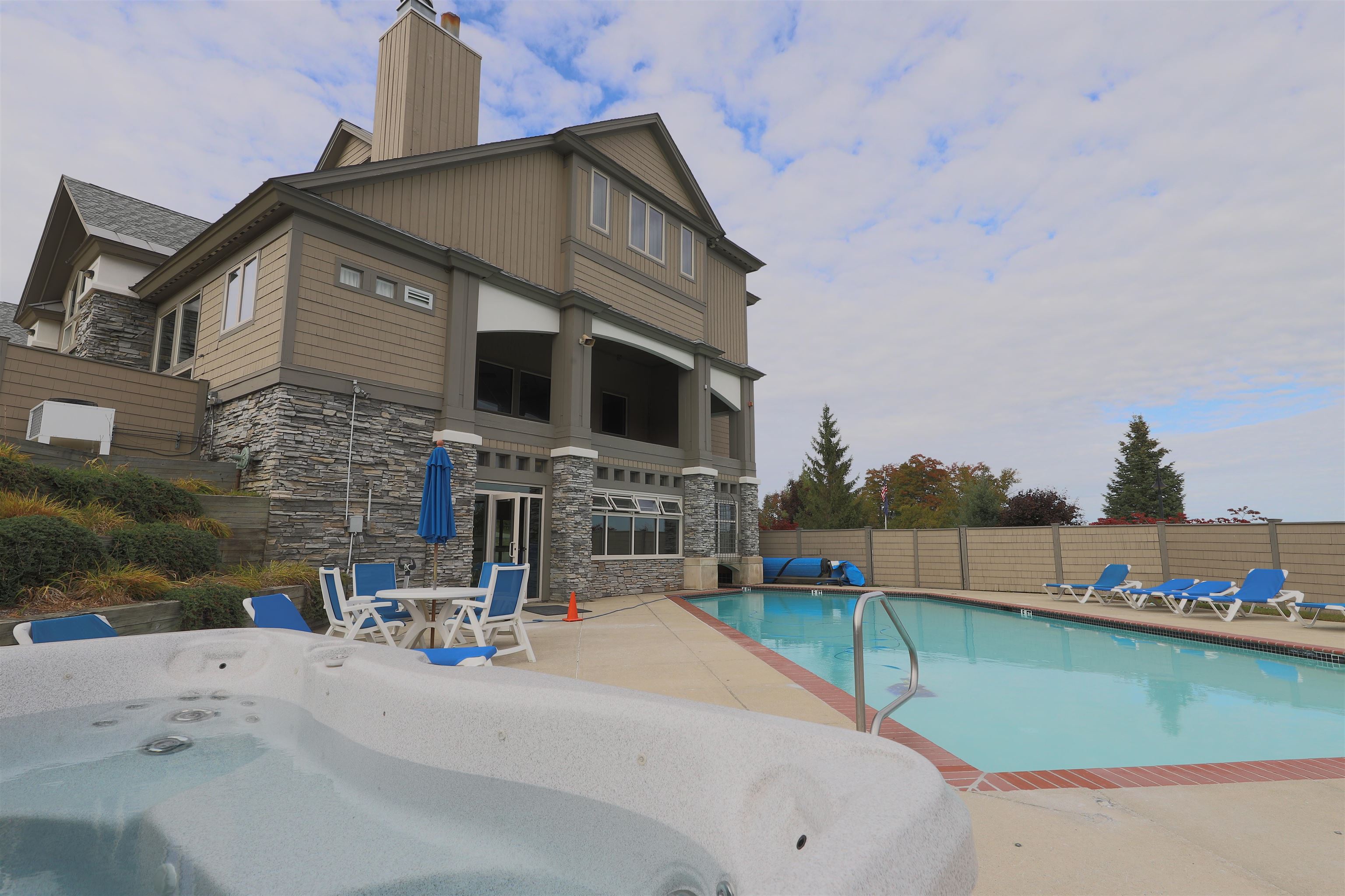 6 person Jacuzzi with outdoor heated pool 23534007