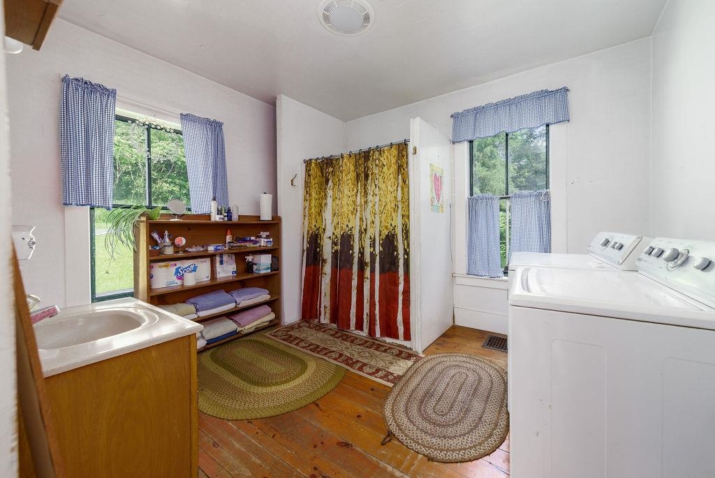 1st Floor full bath/laundry