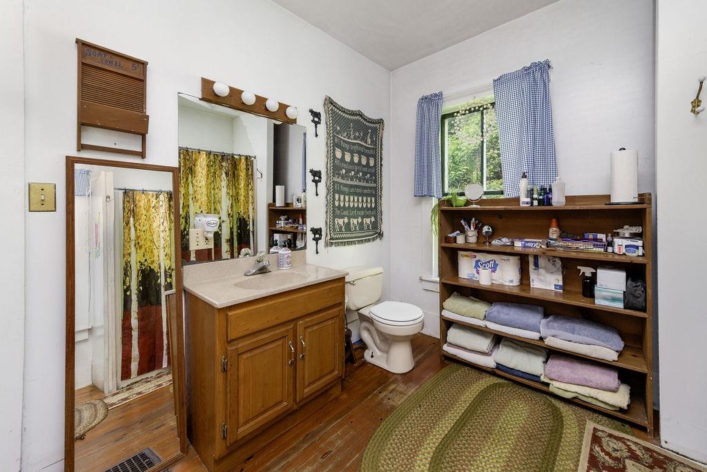 1st Floor full bath/laundry