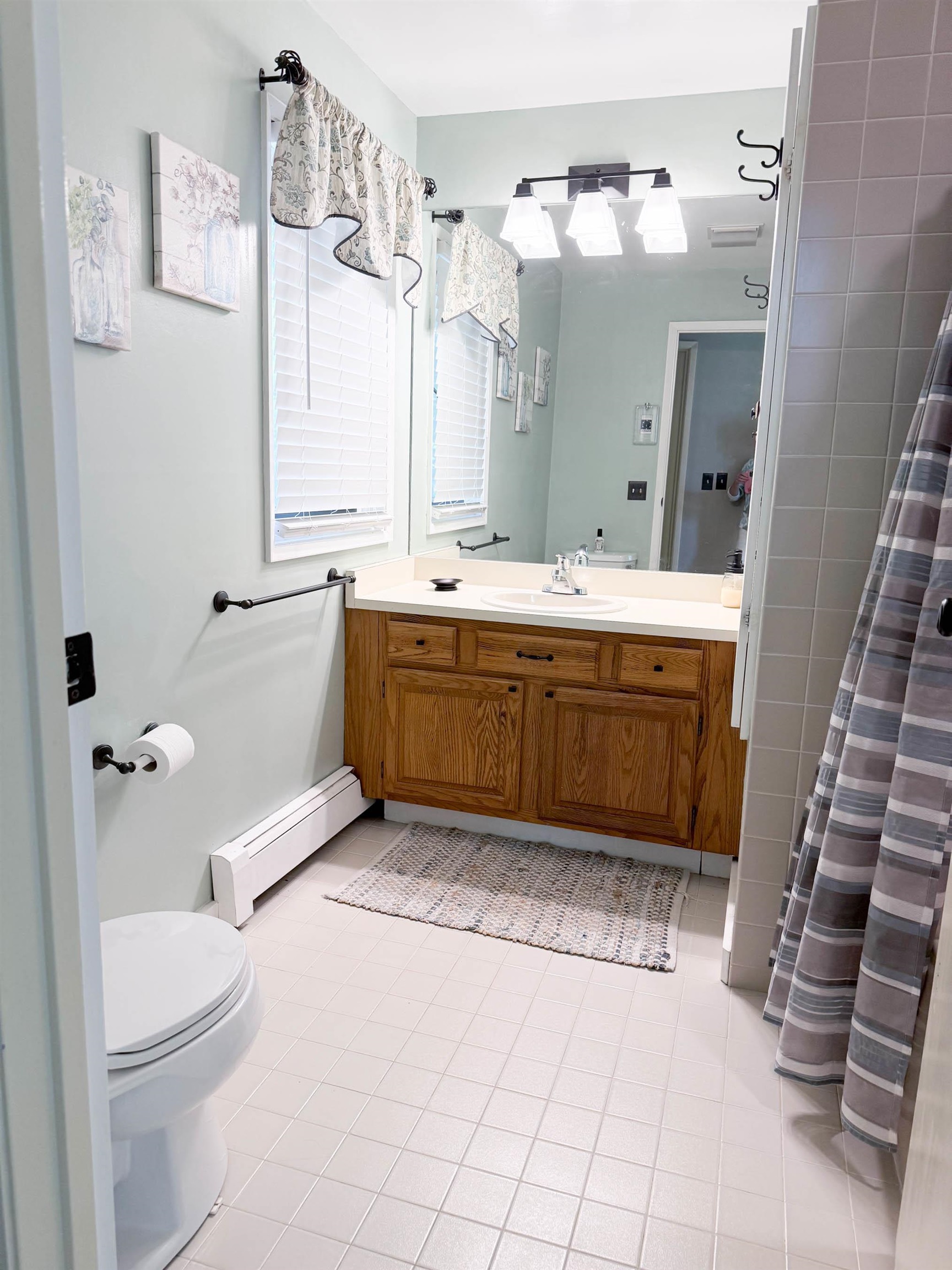 En-suite primary bath