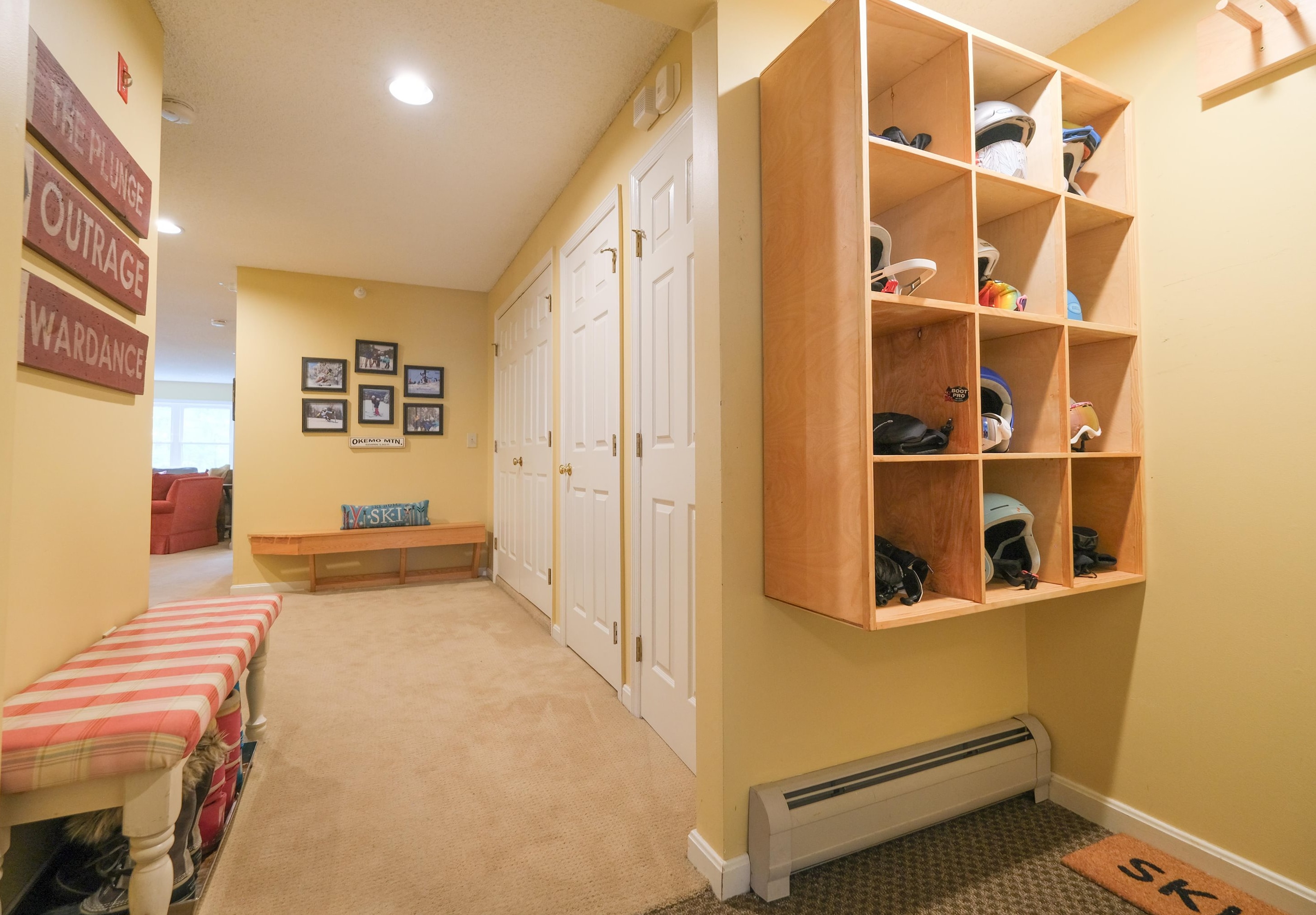 Expansive Mudroom 23567382