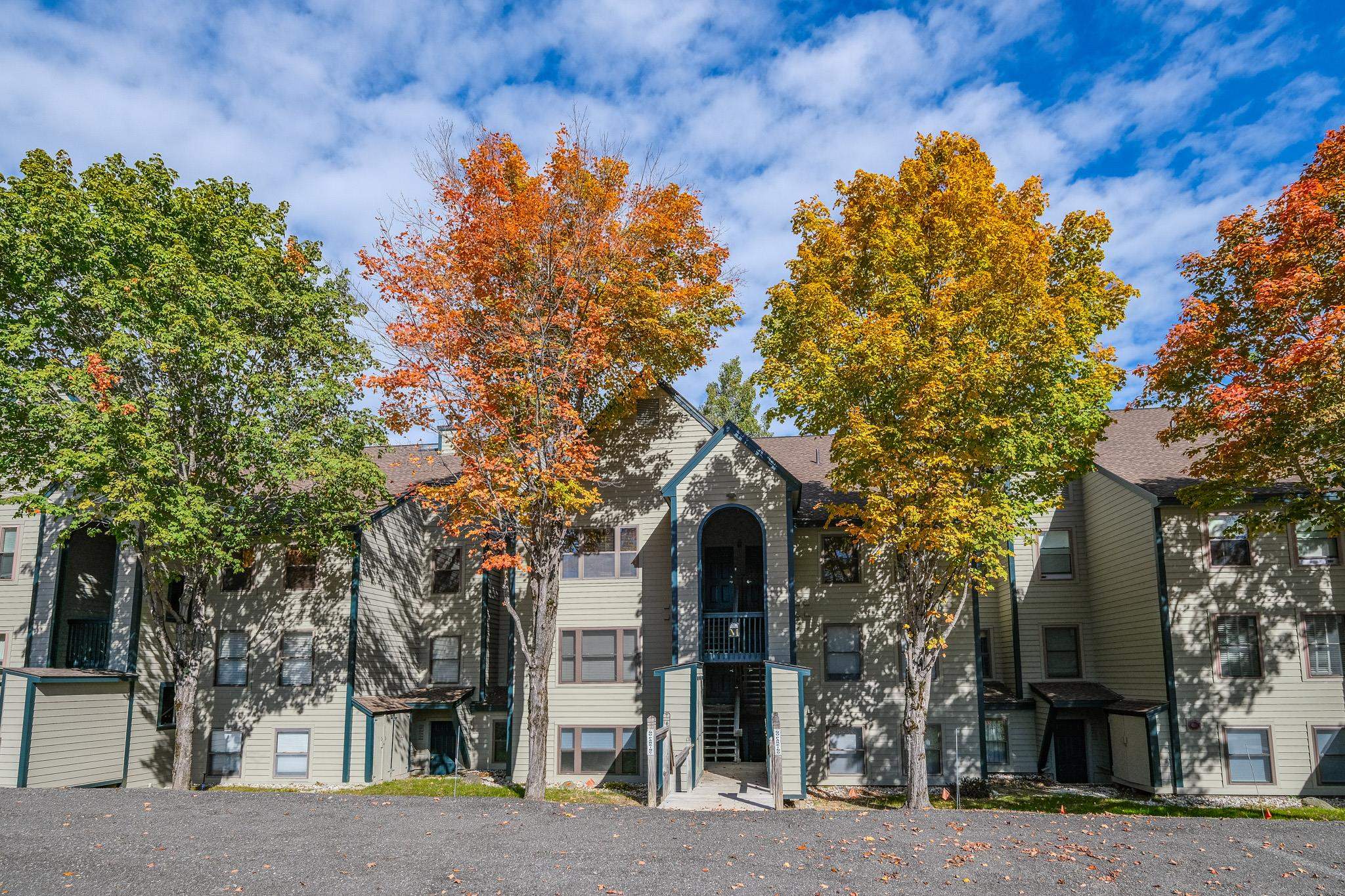Condo entrance exterior 23508144