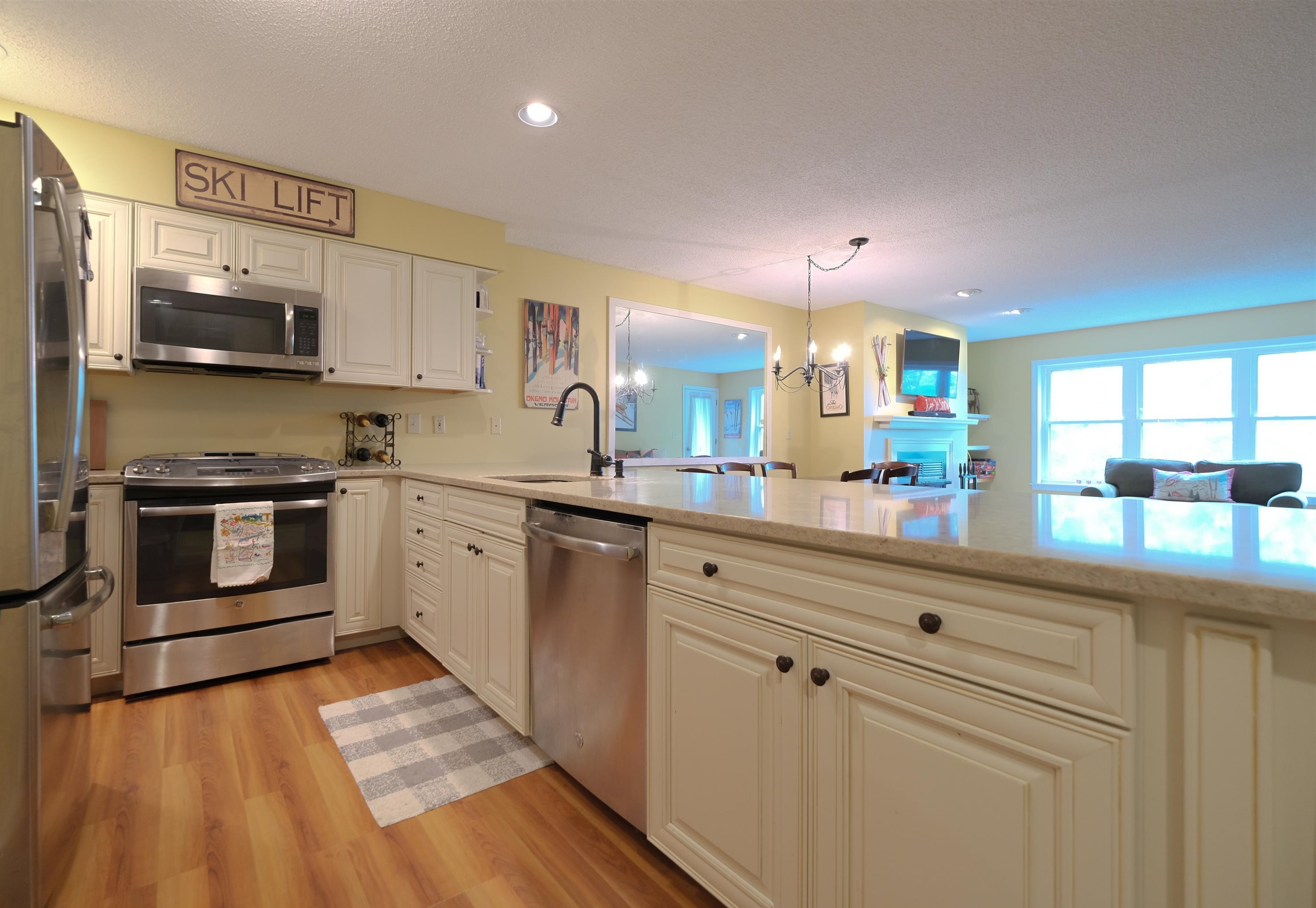 Updated Kitchen with large breakfast bar 23567569