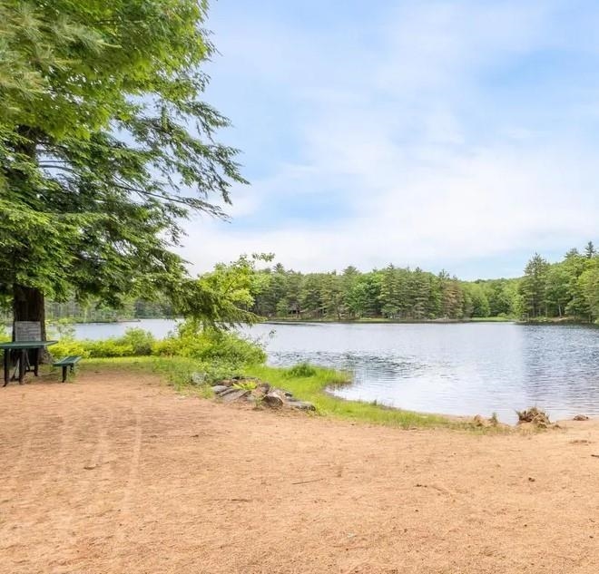 19 Sherwood Forest Dr, Canterbury, NH 03224