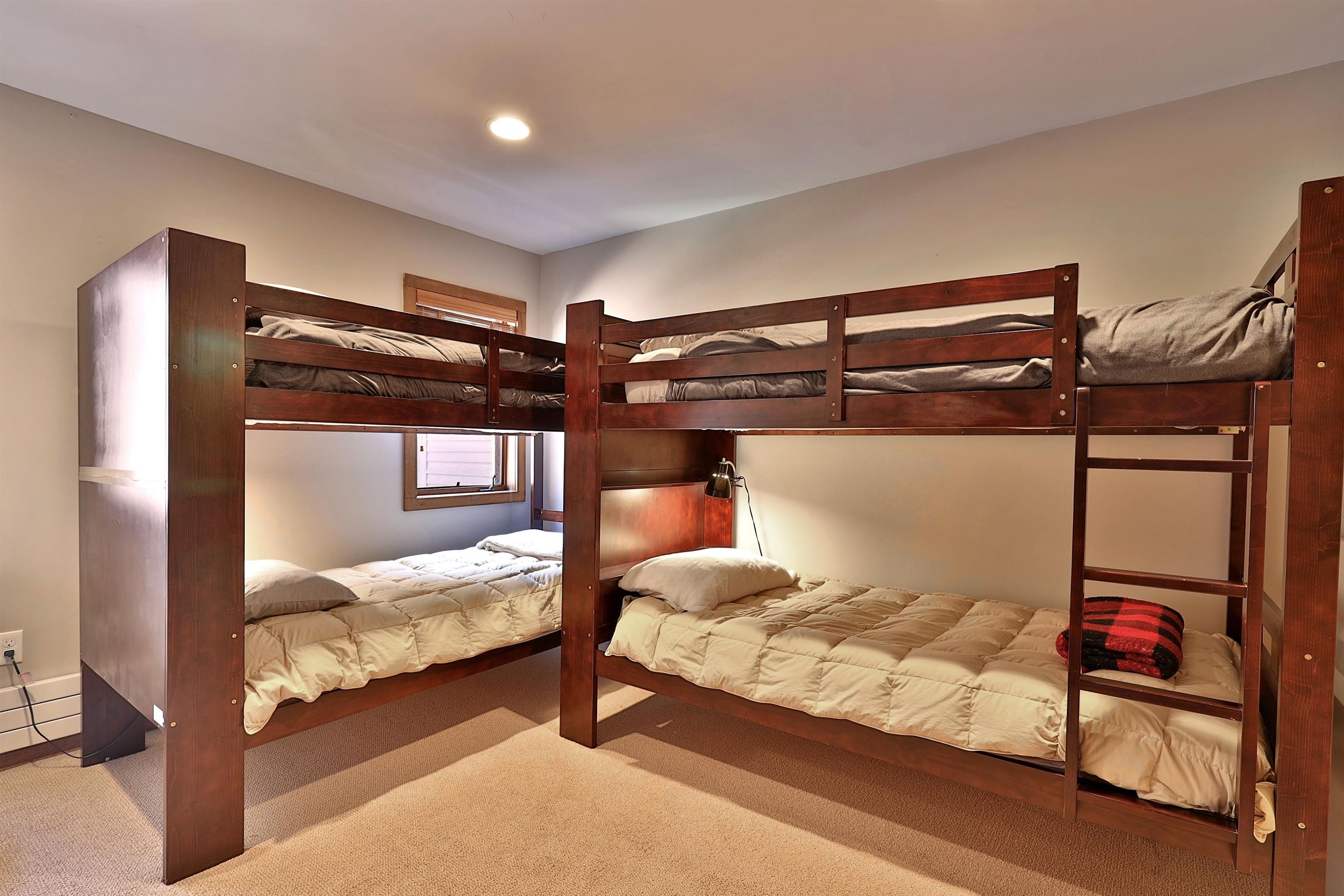 Guest bedroom 23618268