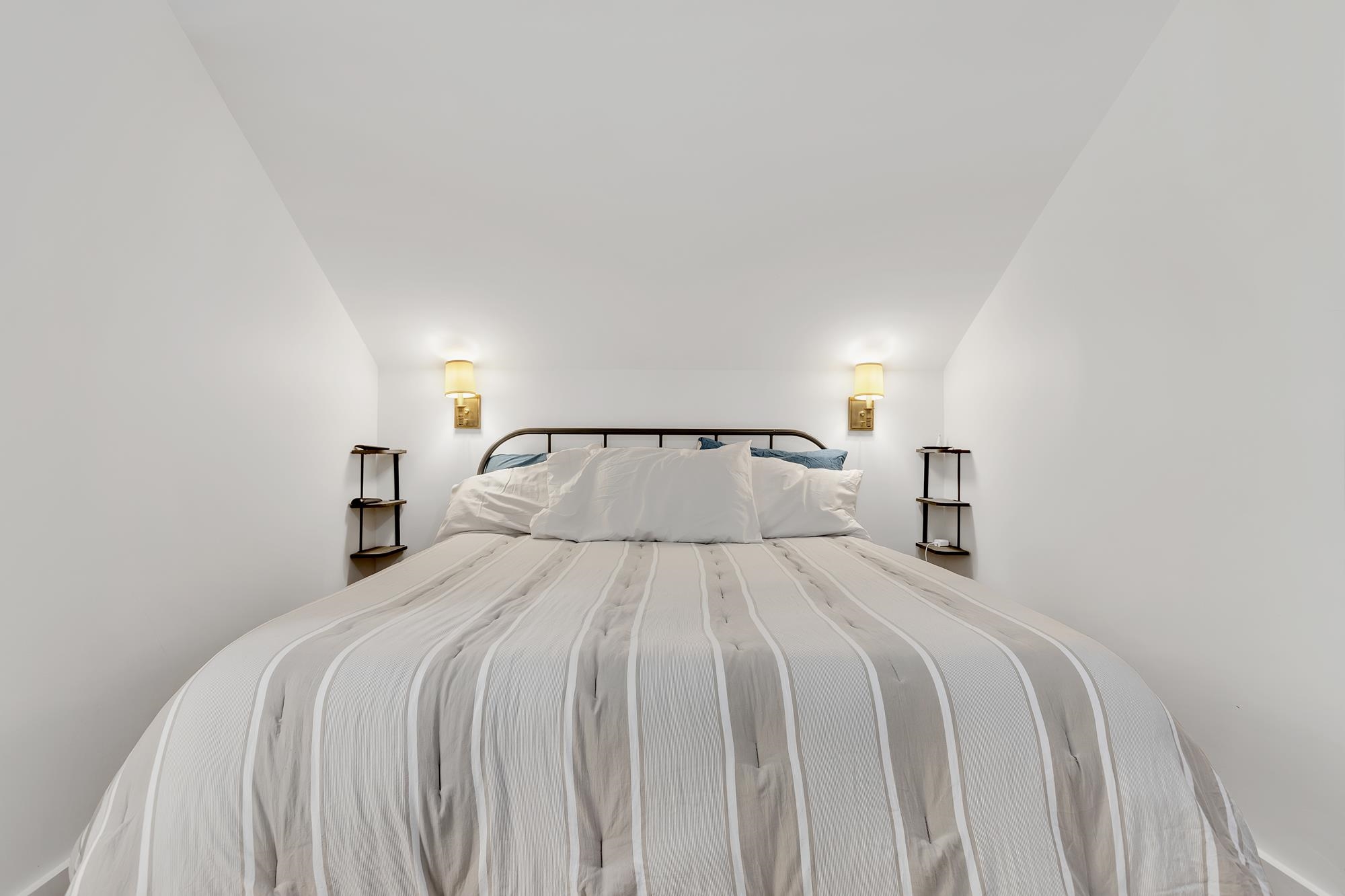 With King Bed 23630415