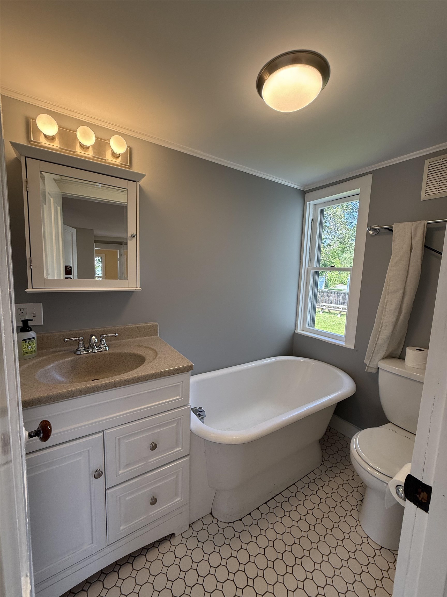 First Floor Bath 23558085