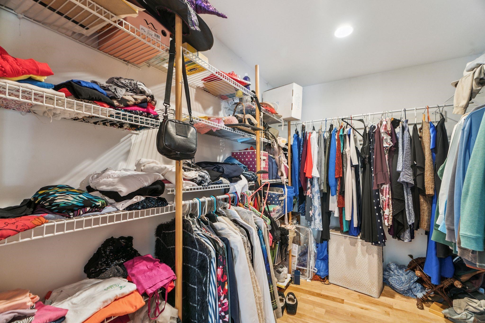 Walk in closet 23642663