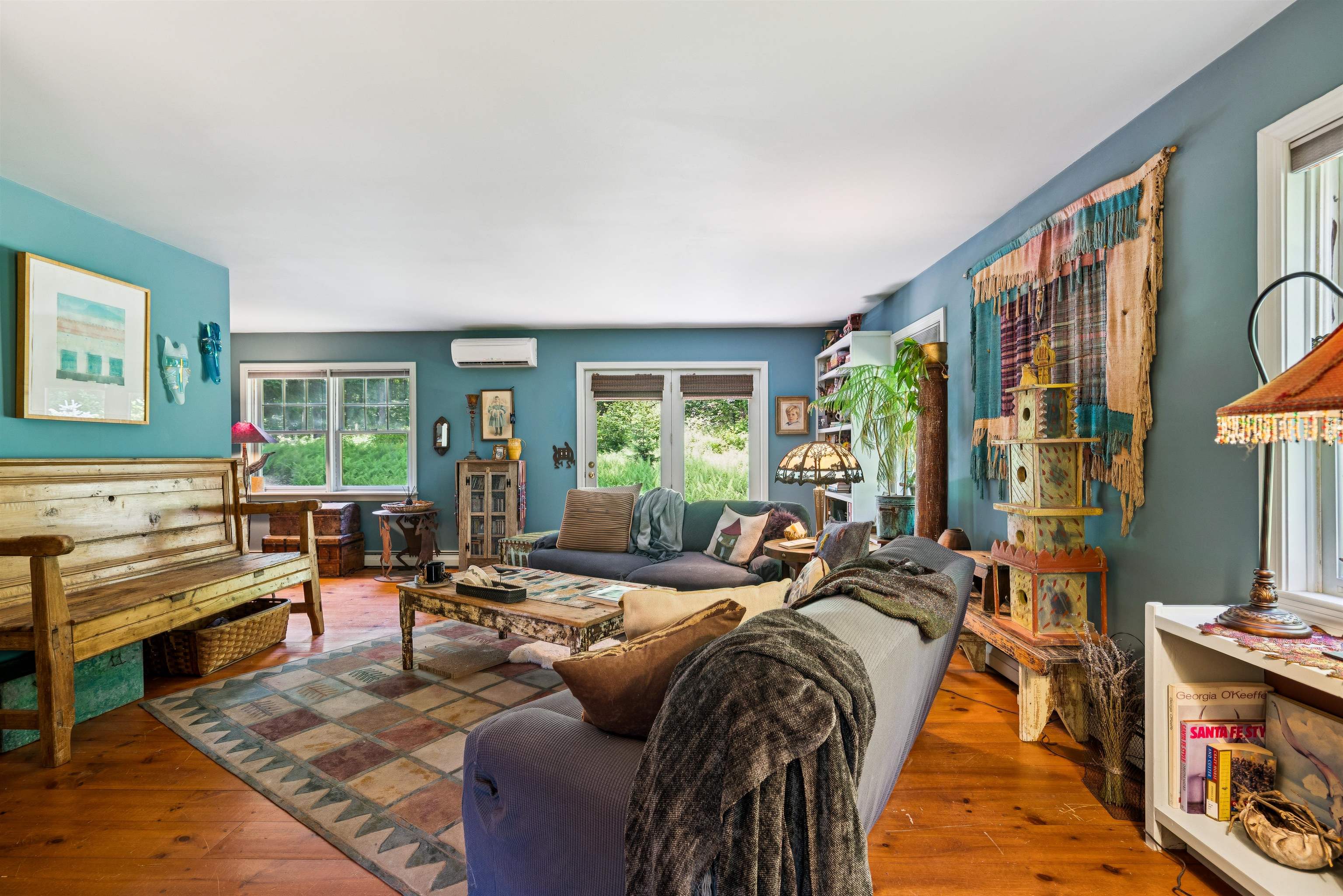 Spacious Family Room 23634256